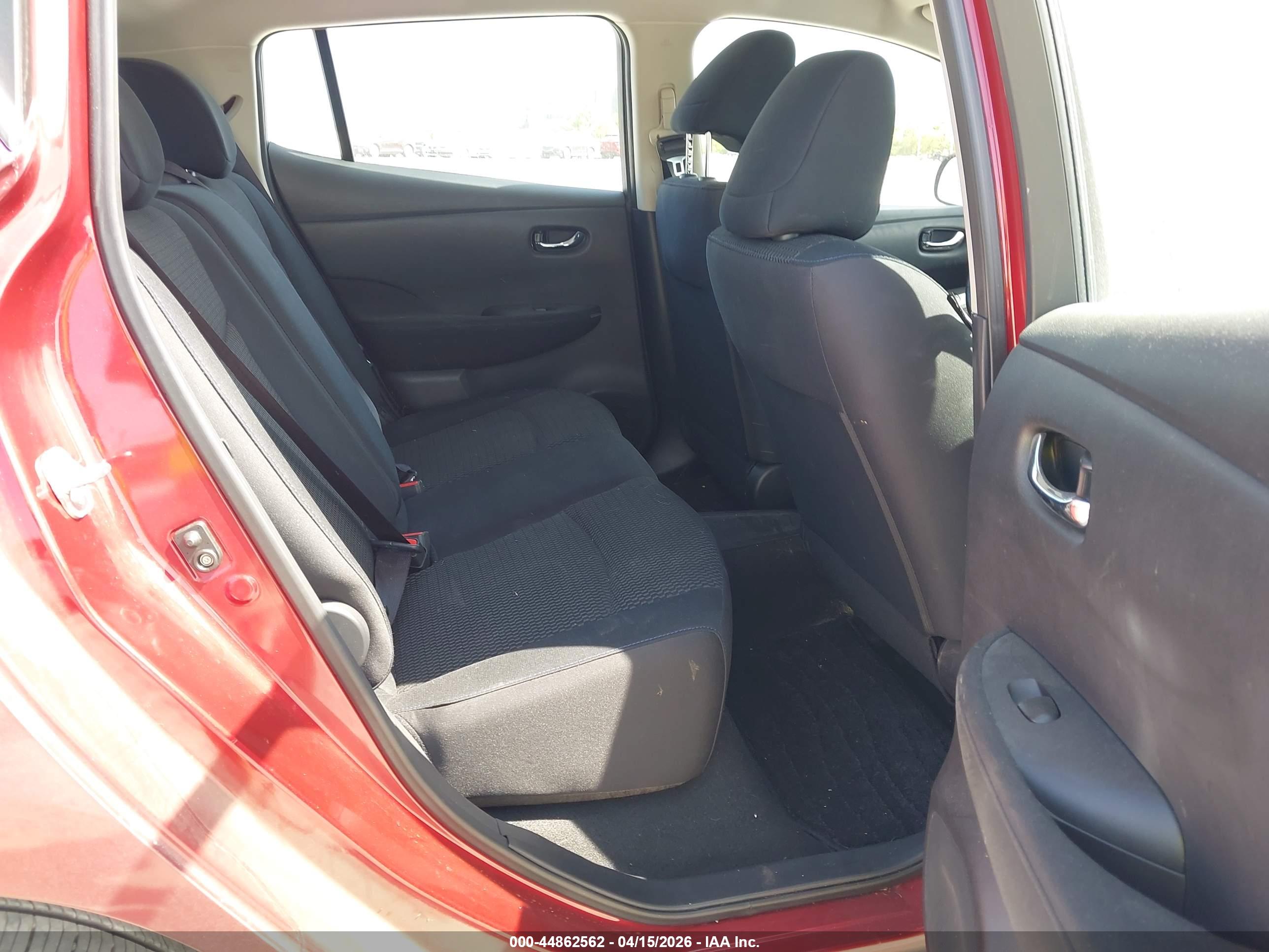 NISSAN LEAF image 8