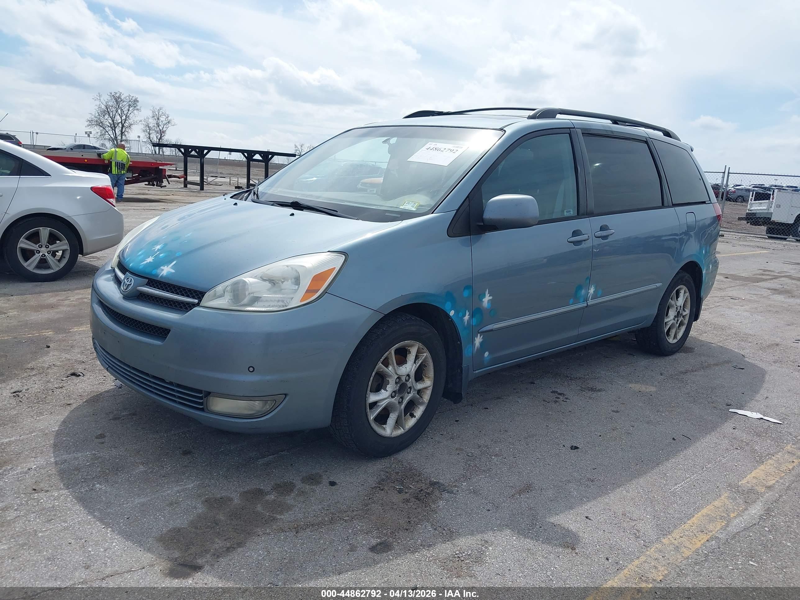 TOYOTA SIENNA image 2