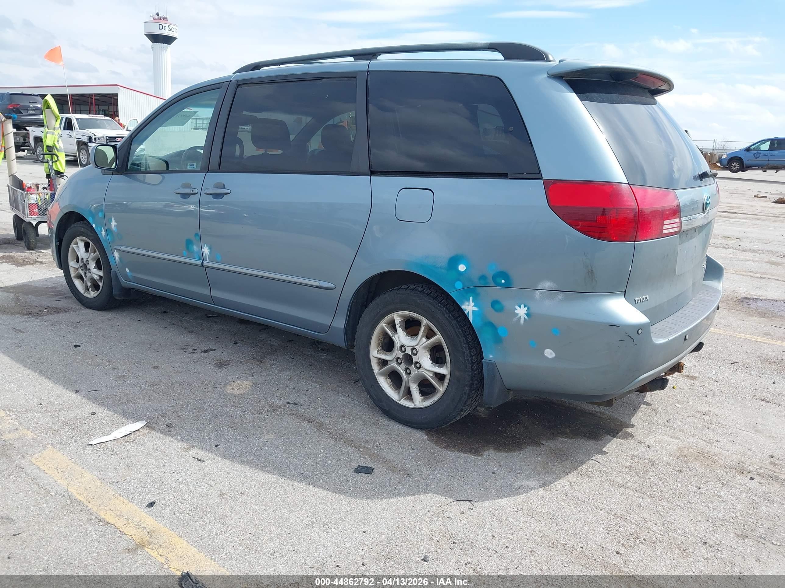TOYOTA SIENNA image 3