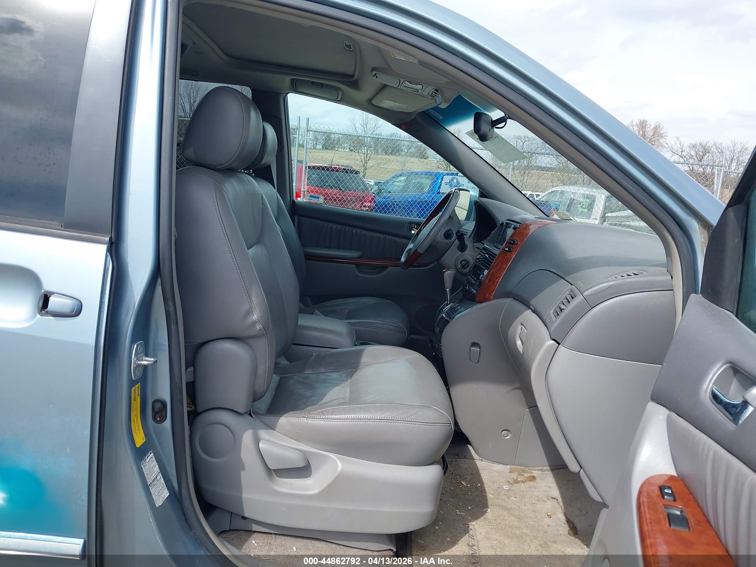 TOYOTA SIENNA image 5