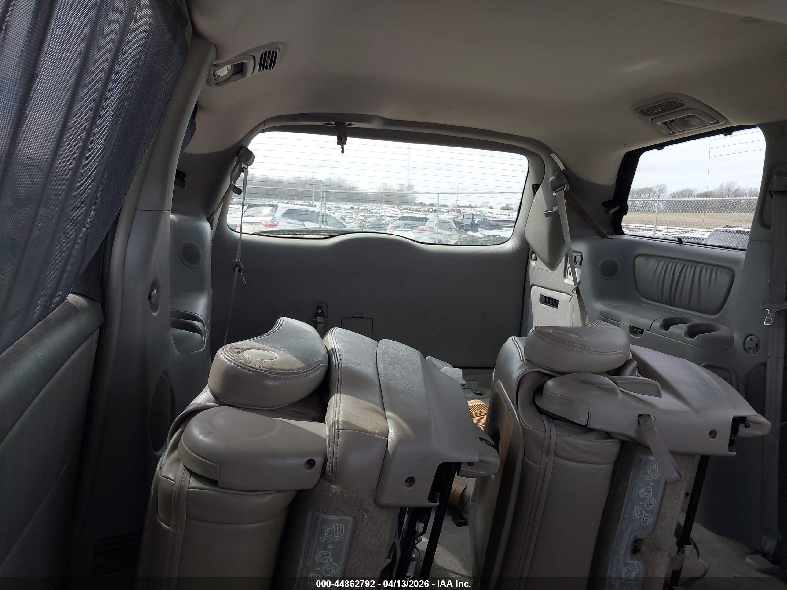 TOYOTA SIENNA image 8