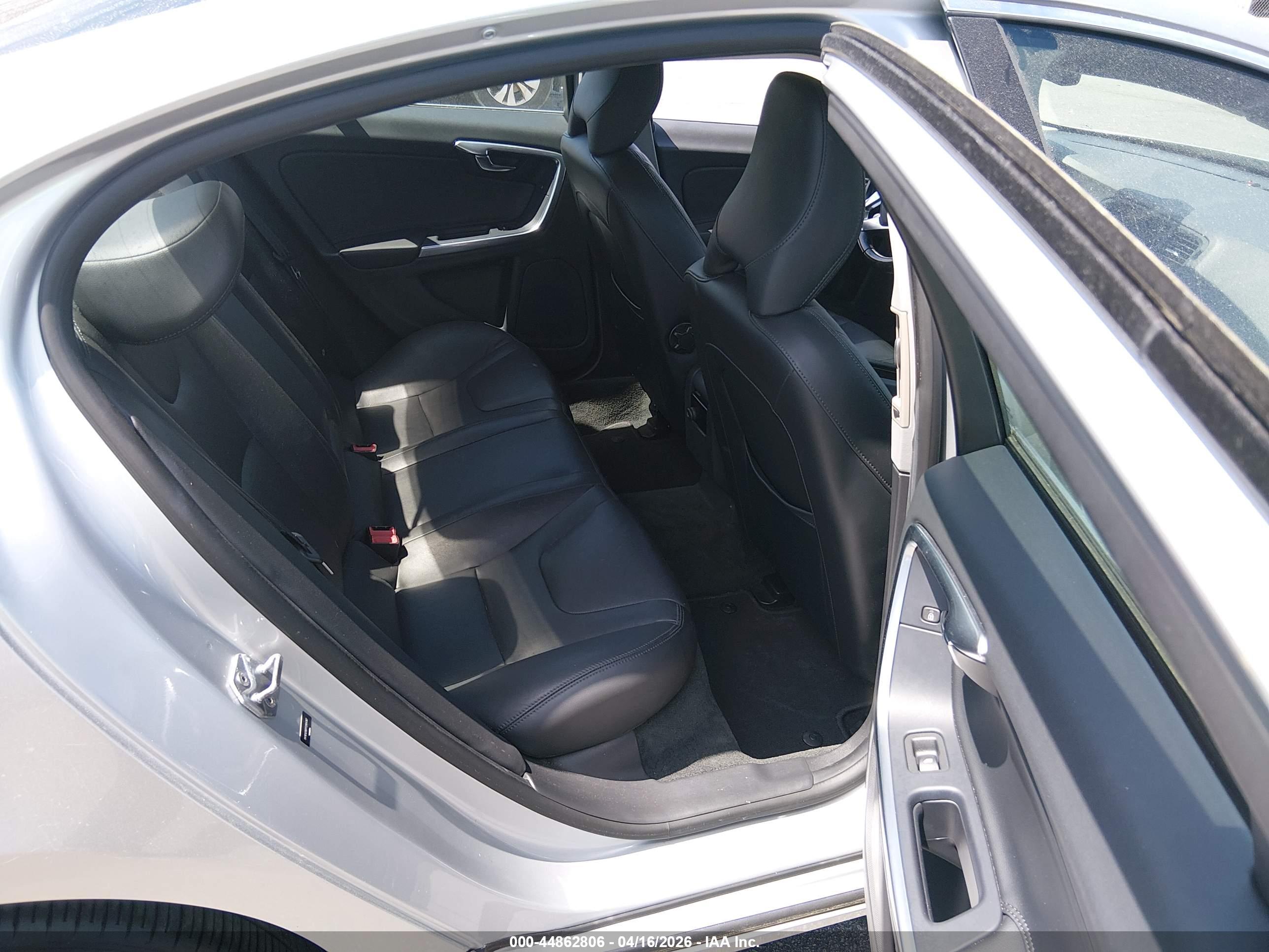 VOLVO S60 image 8