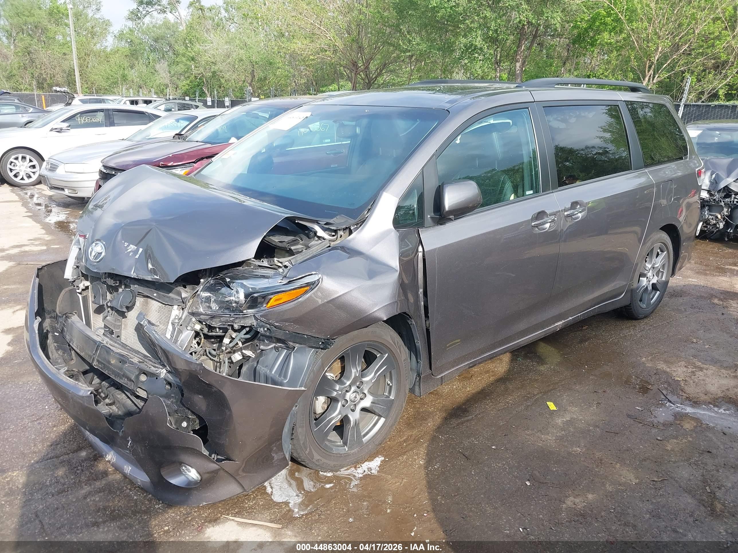 TOYOTA SIENNA image 2