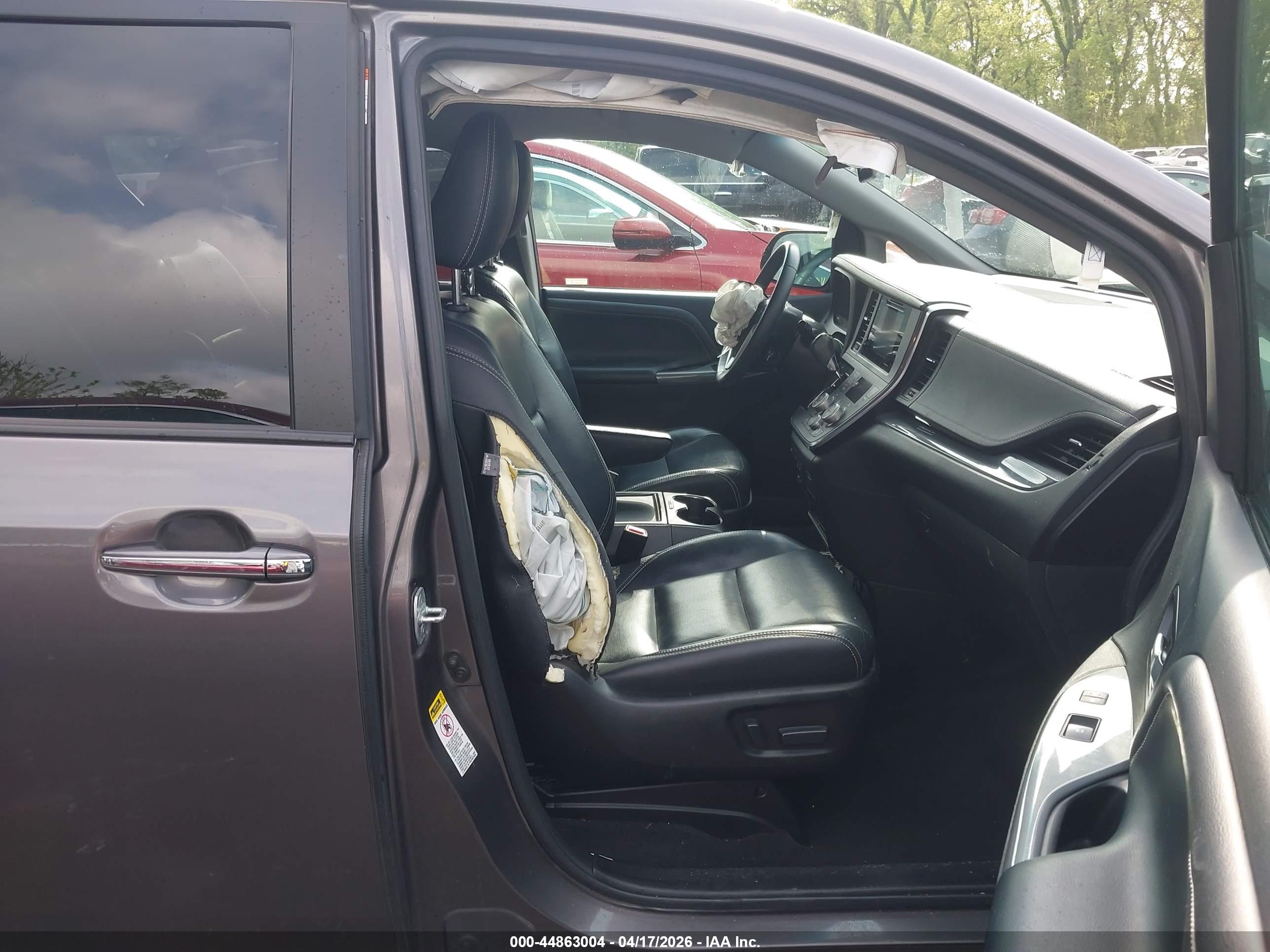 TOYOTA SIENNA image 5