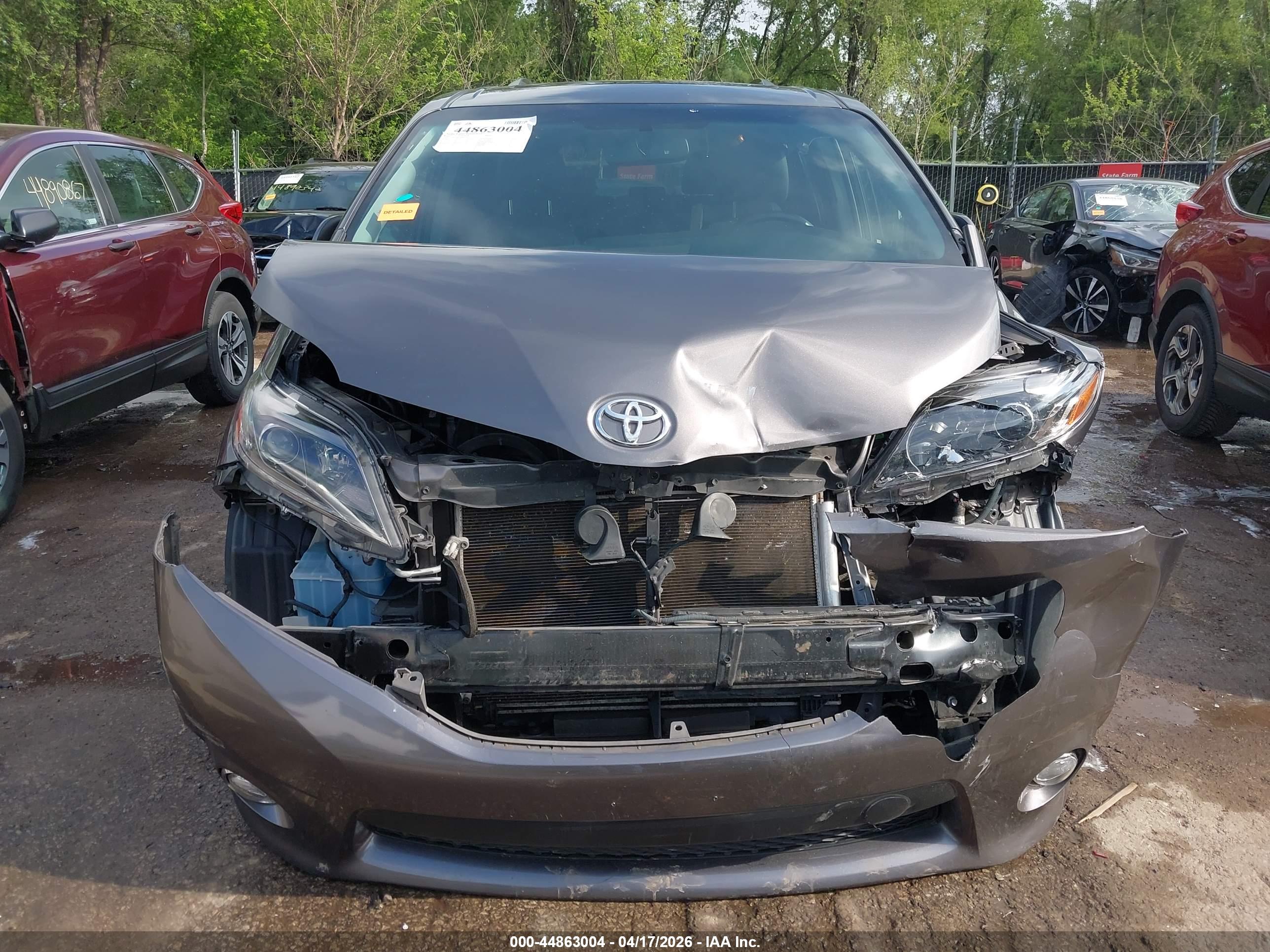 TOYOTA SIENNA image 6