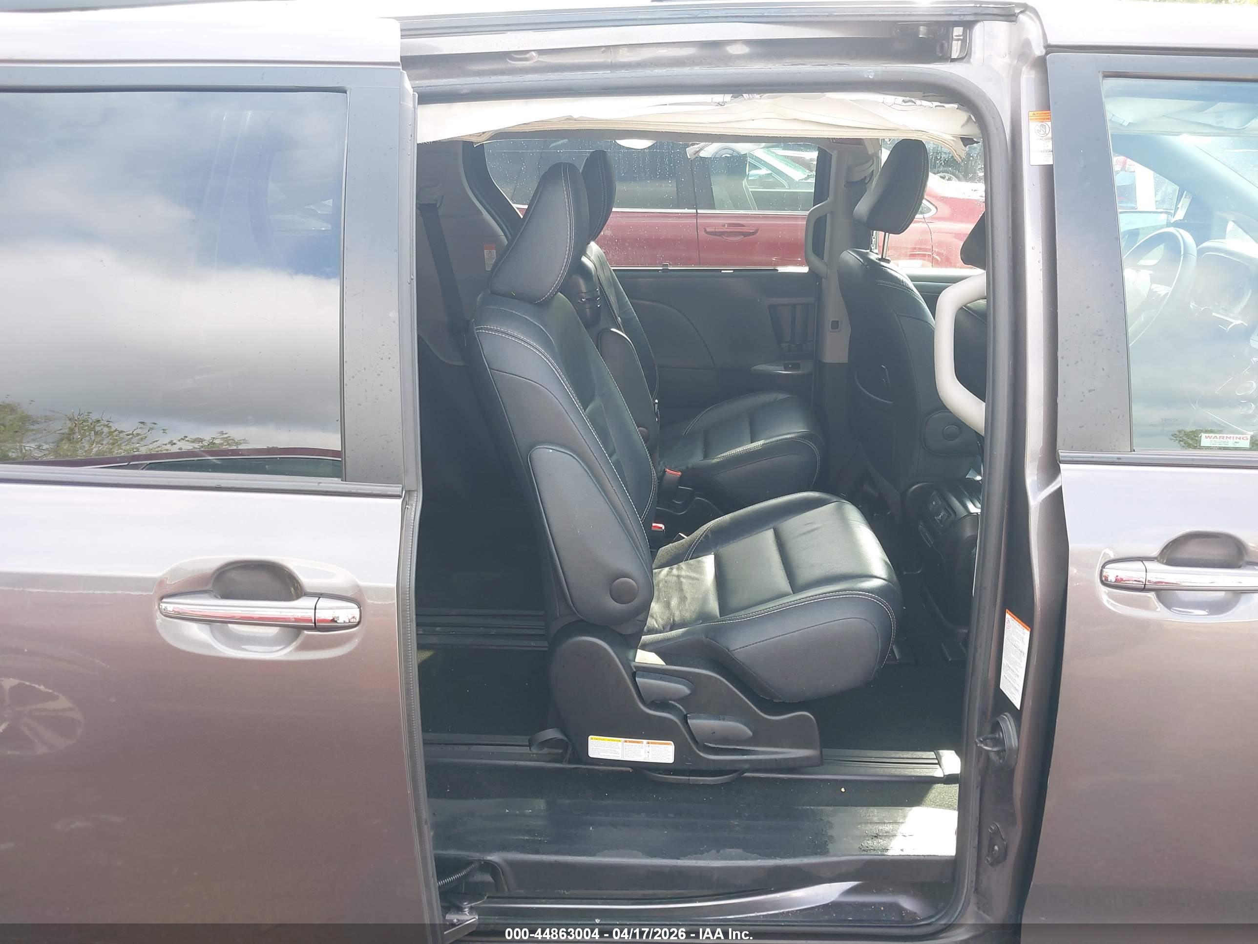 TOYOTA SIENNA image 8