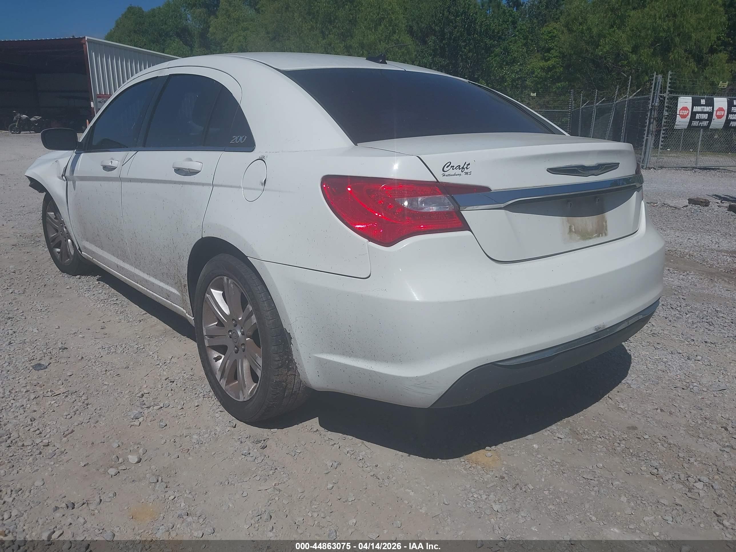 CHRYSLER 200 image 3