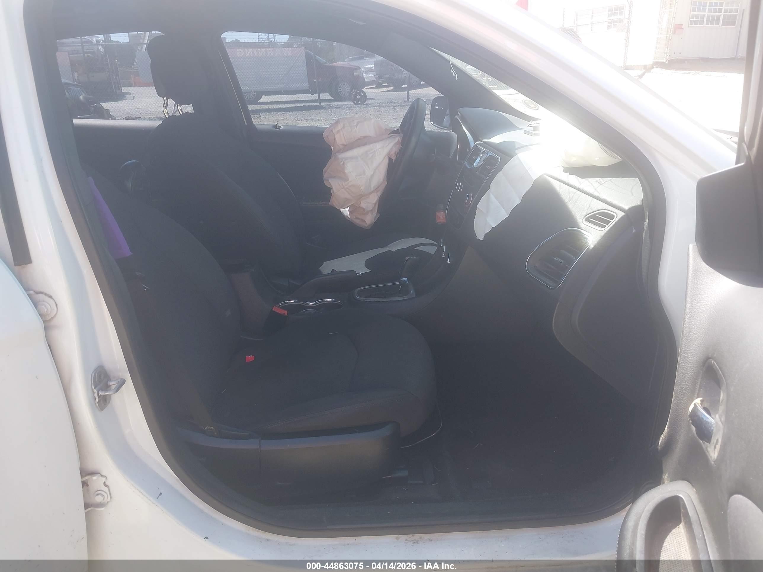 CHRYSLER 200 image 5