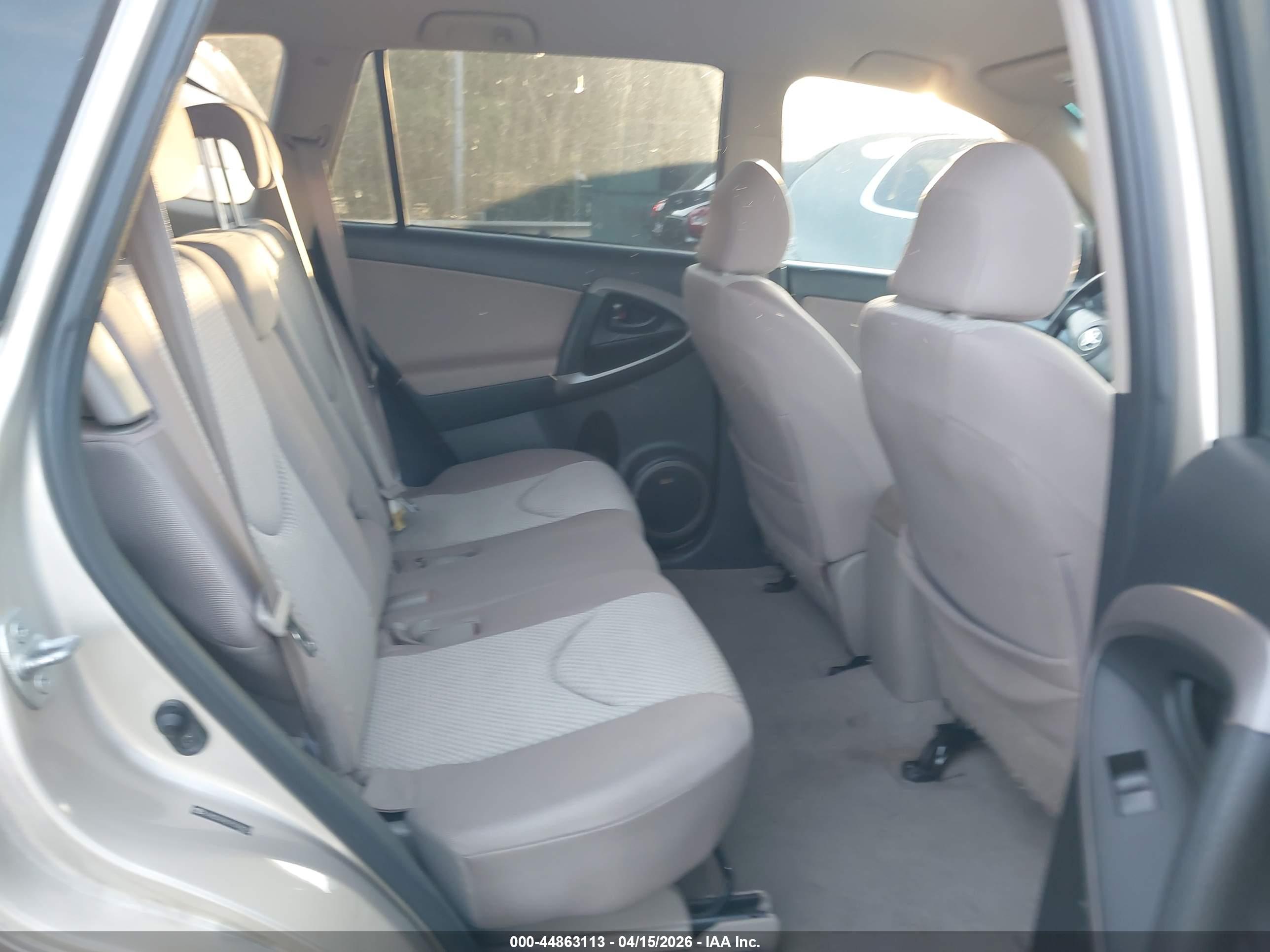 TOYOTA RAV4 image 8