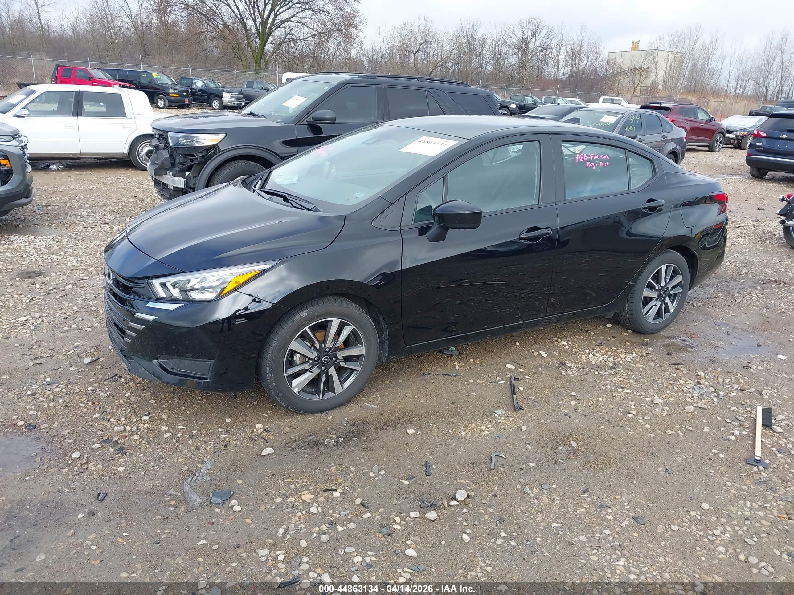 NISSAN VERSA image 2