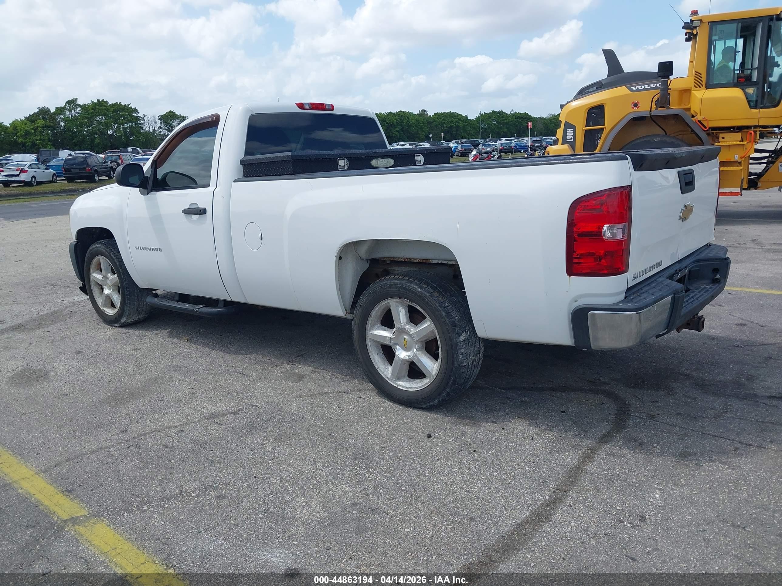 CHEVROLET SILVERADO image 3