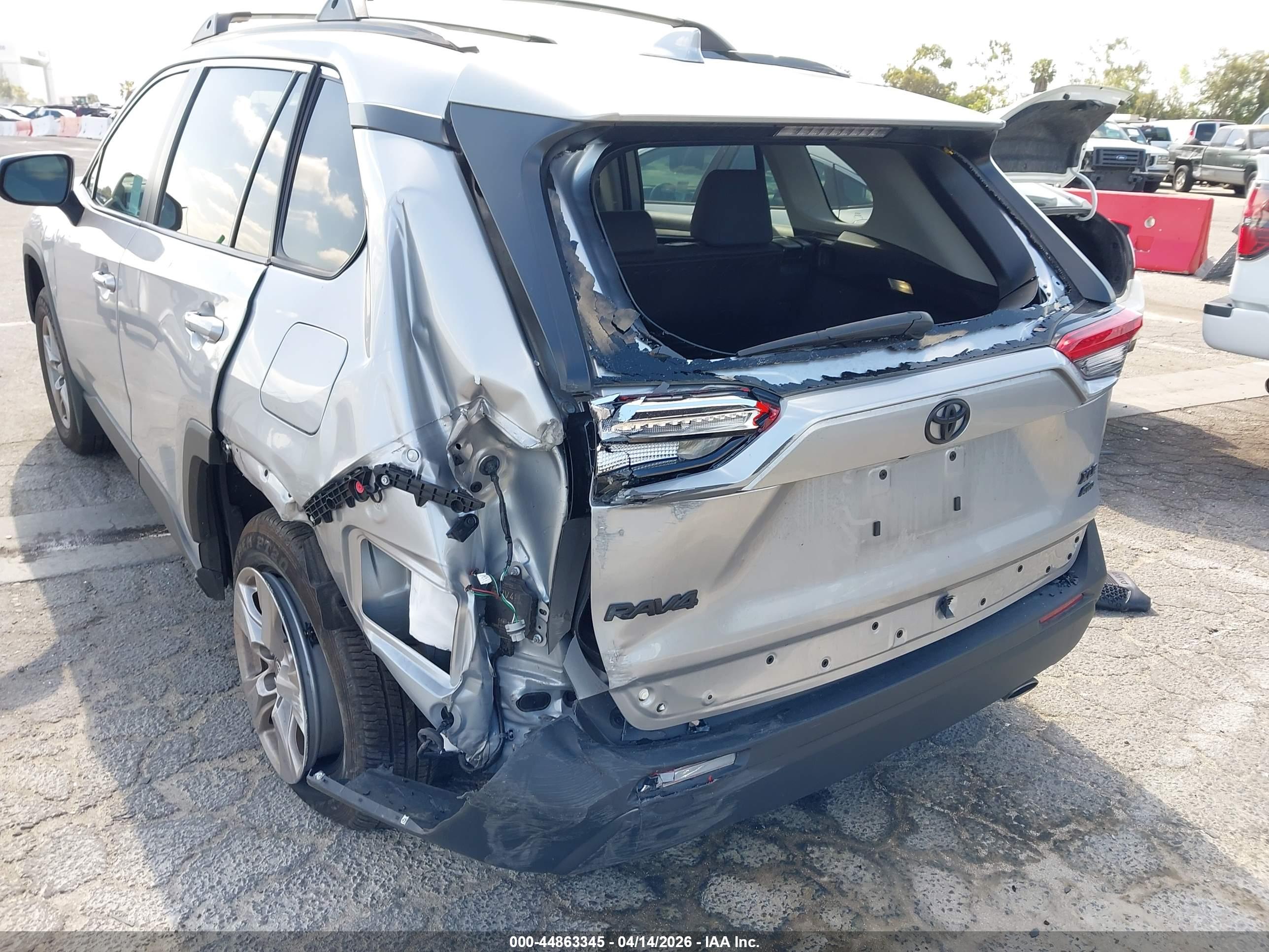 TOYOTA RAV4 image 6
