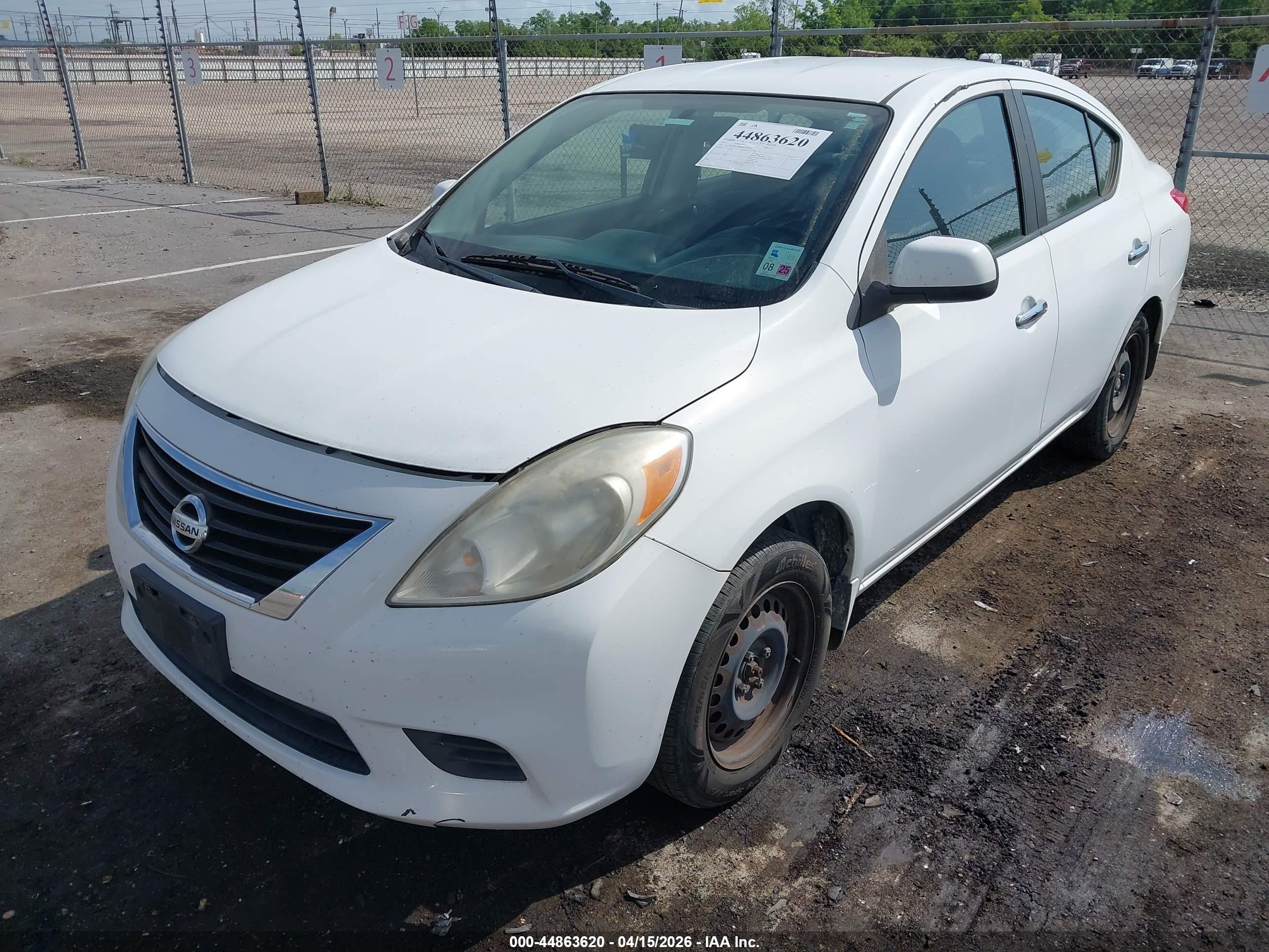 NISSAN VERSA image 2