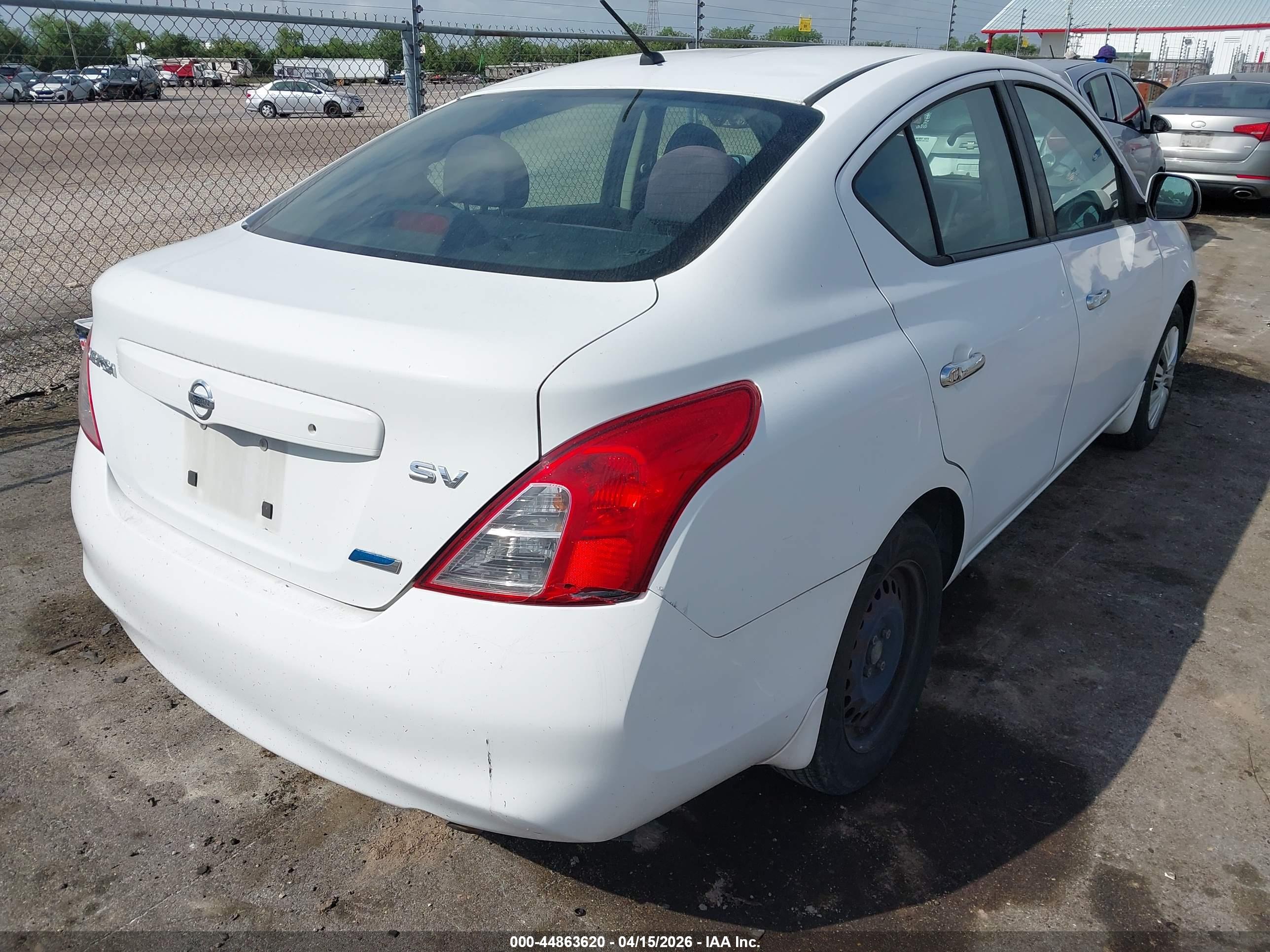 NISSAN VERSA image 4