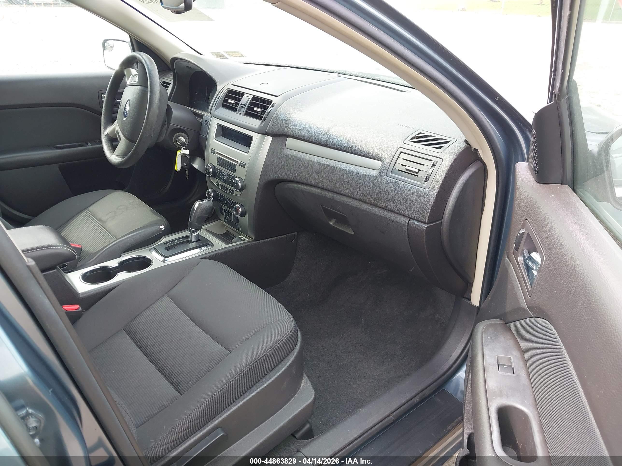 FORD FUSION image 5