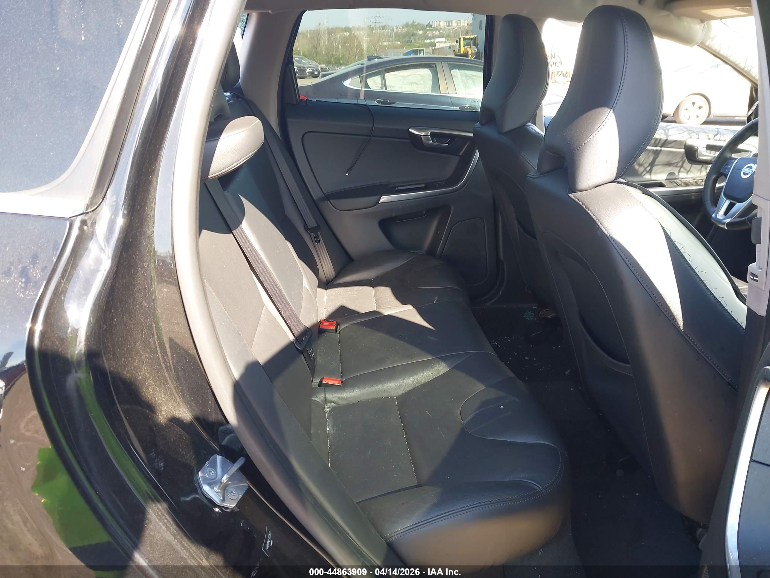VOLVO XC60 image 8