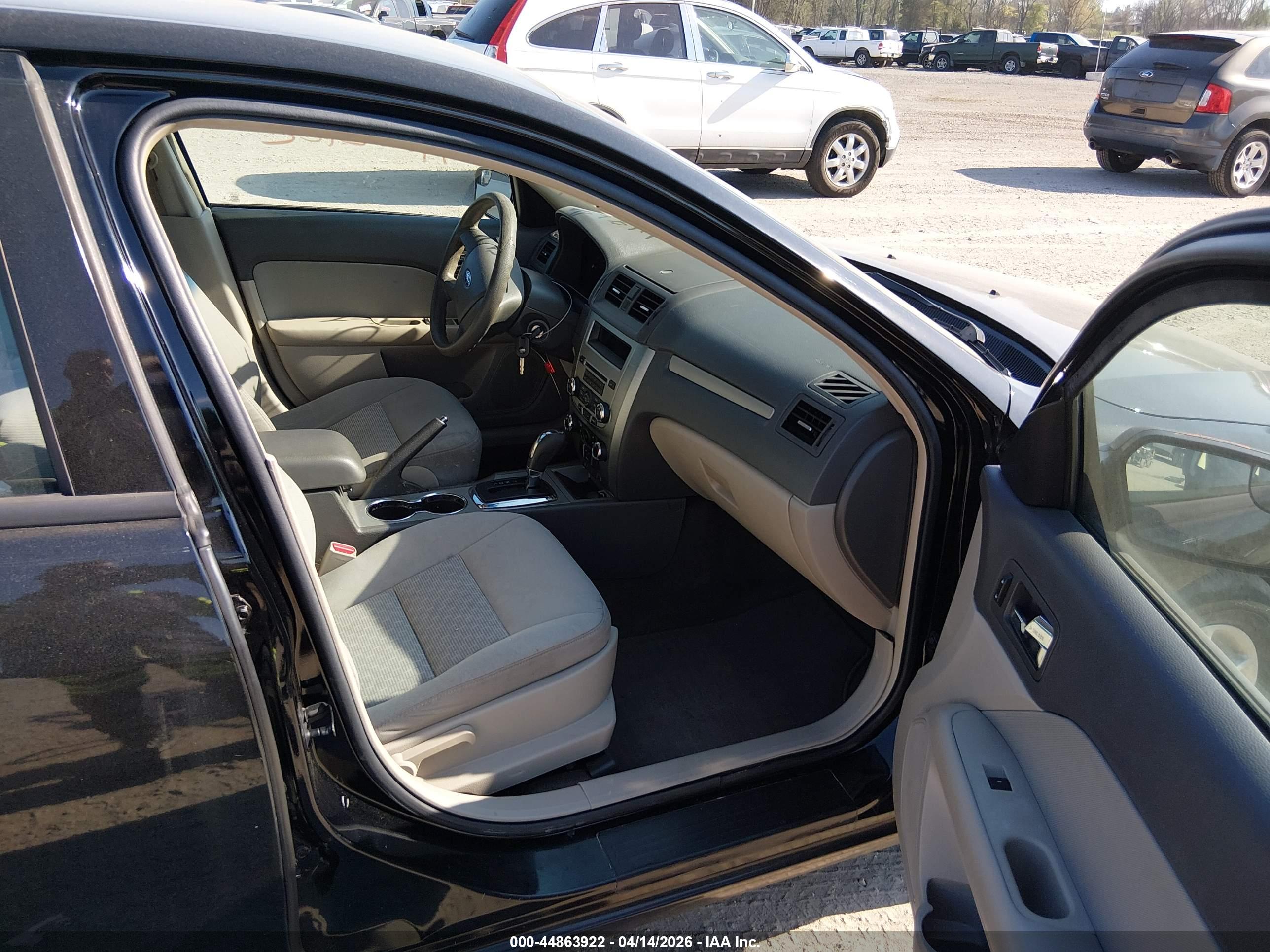 FORD FUSION image 5