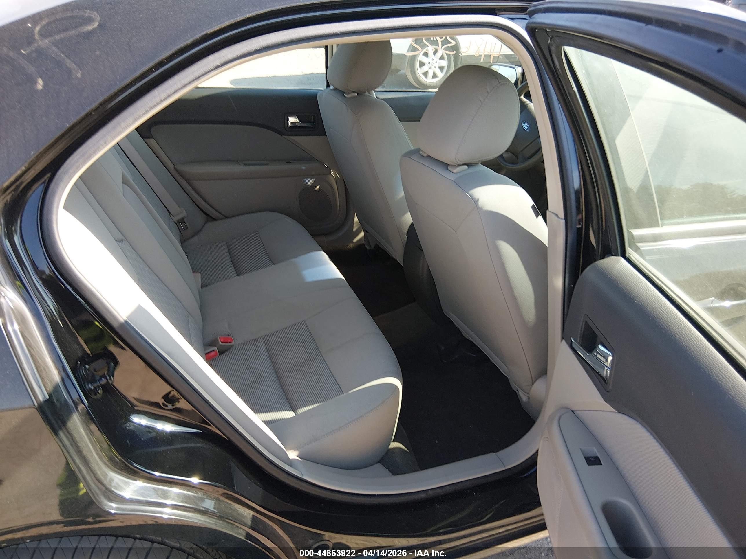 FORD FUSION image 8