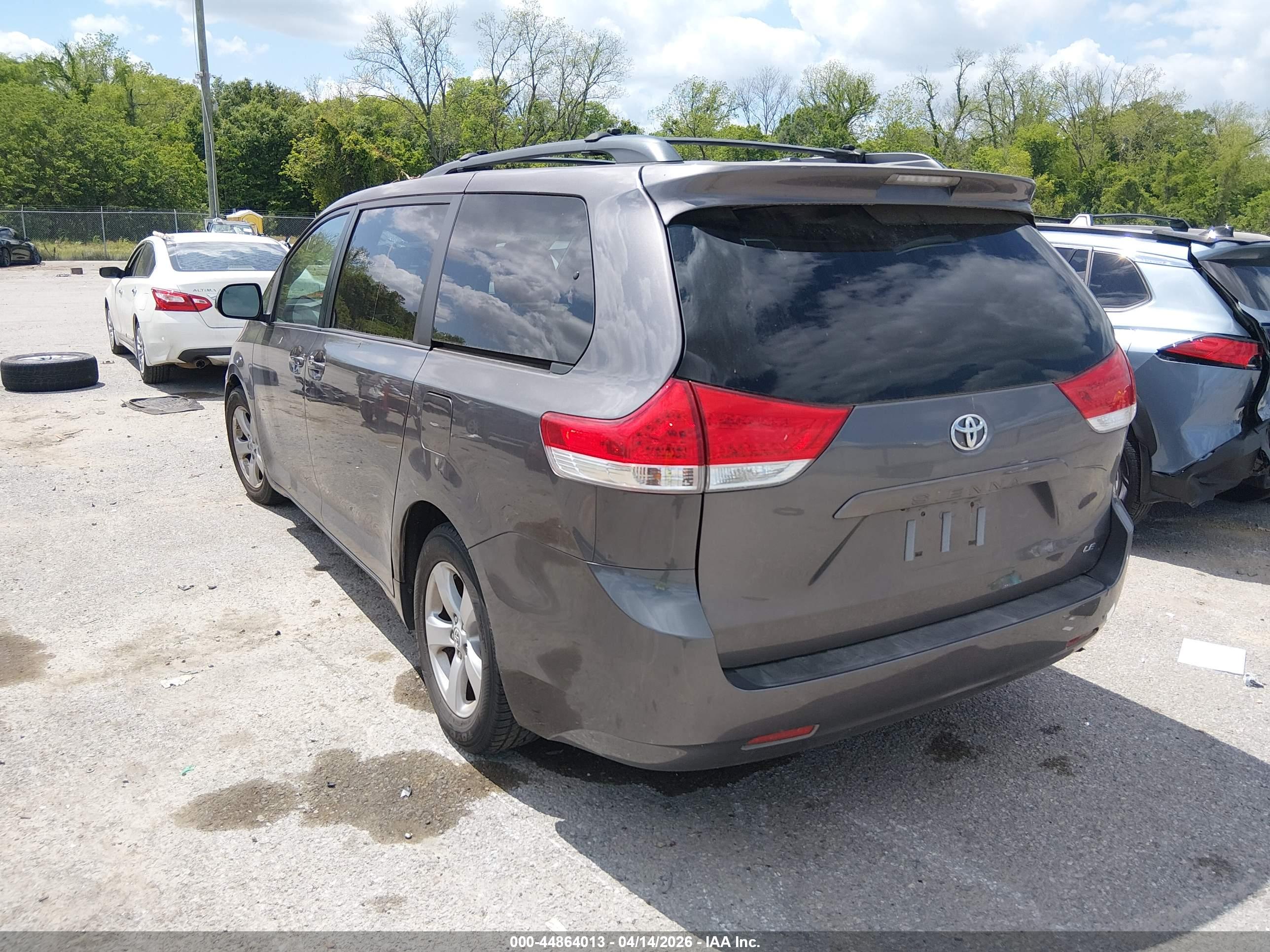 TOYOTA SIENNA image 3