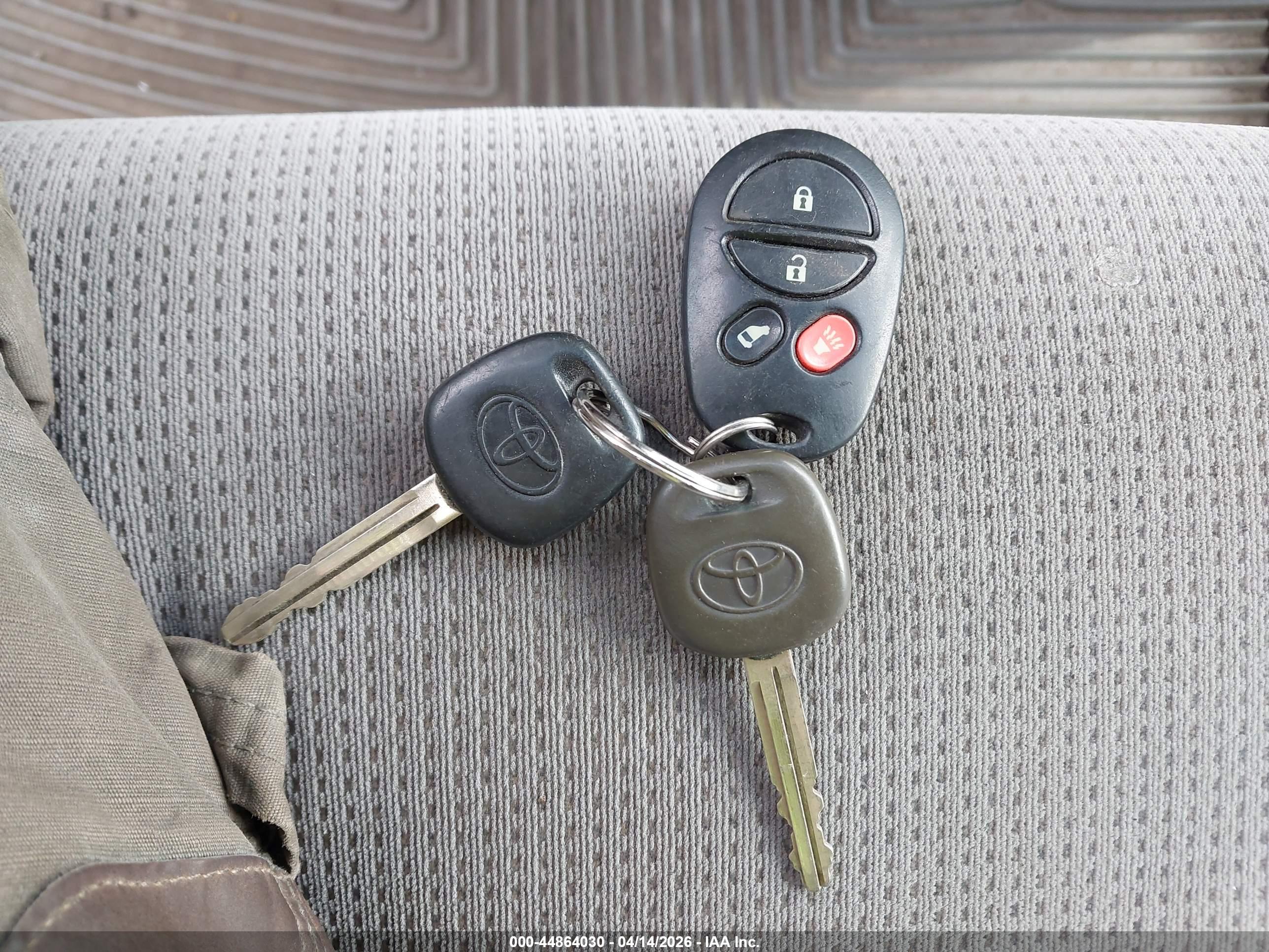 TOYOTA SIENNA image 11