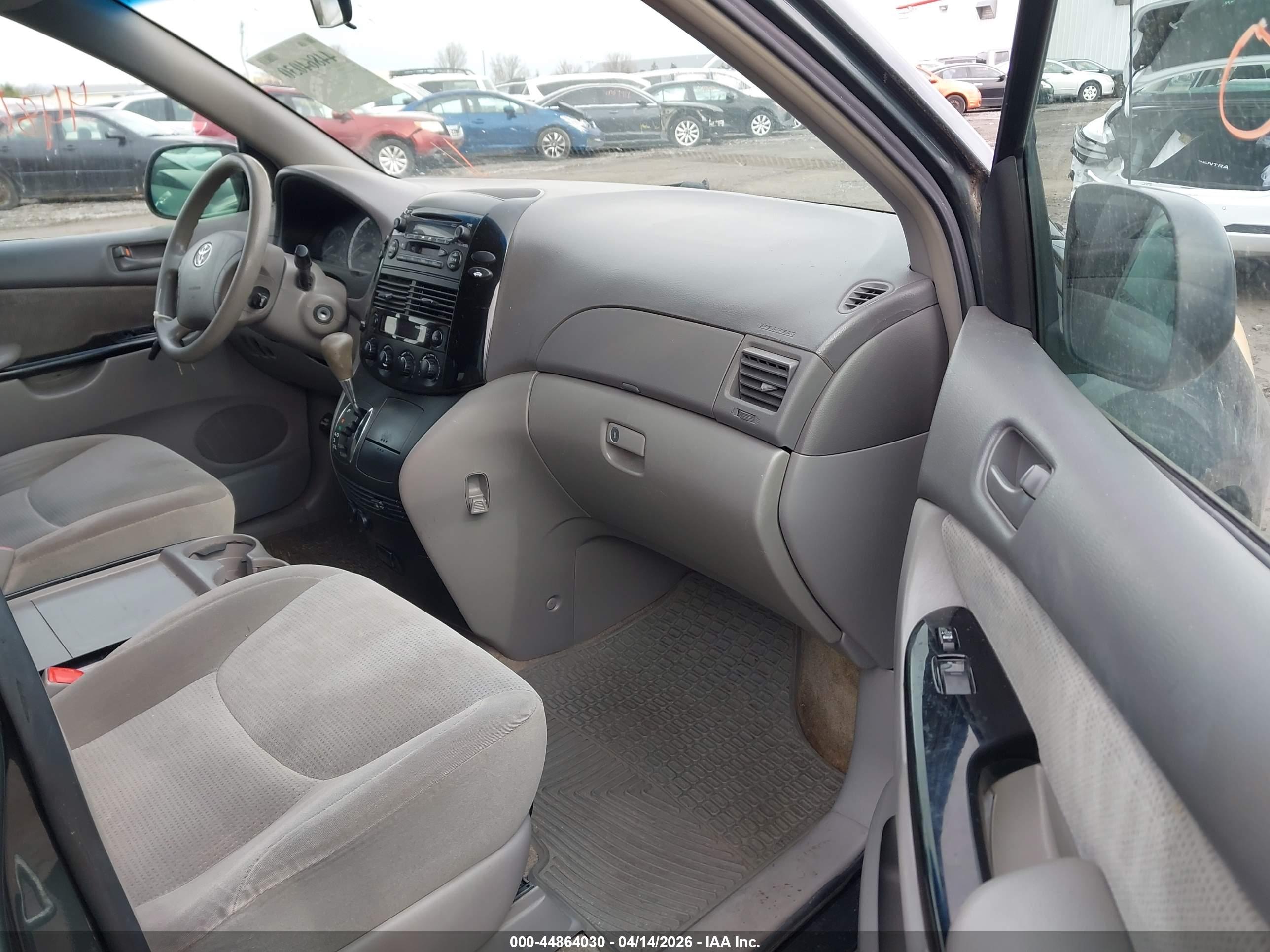TOYOTA SIENNA image 5