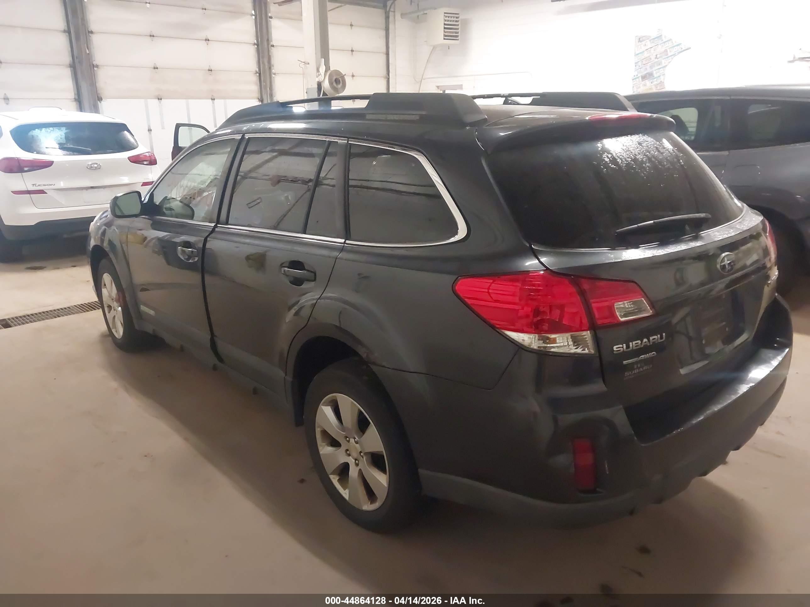 SUBARU OUTBACK image 3