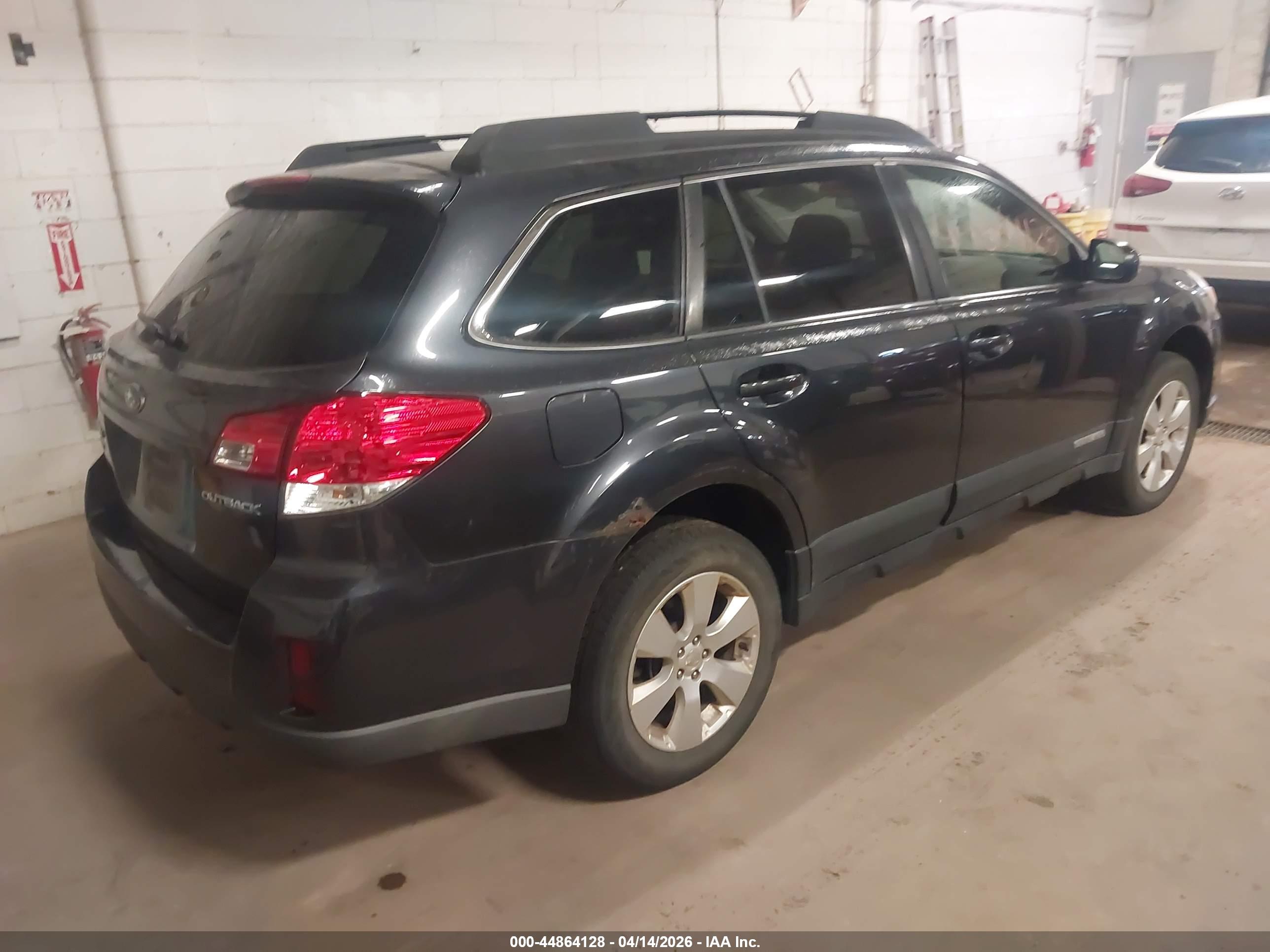 SUBARU OUTBACK image 4