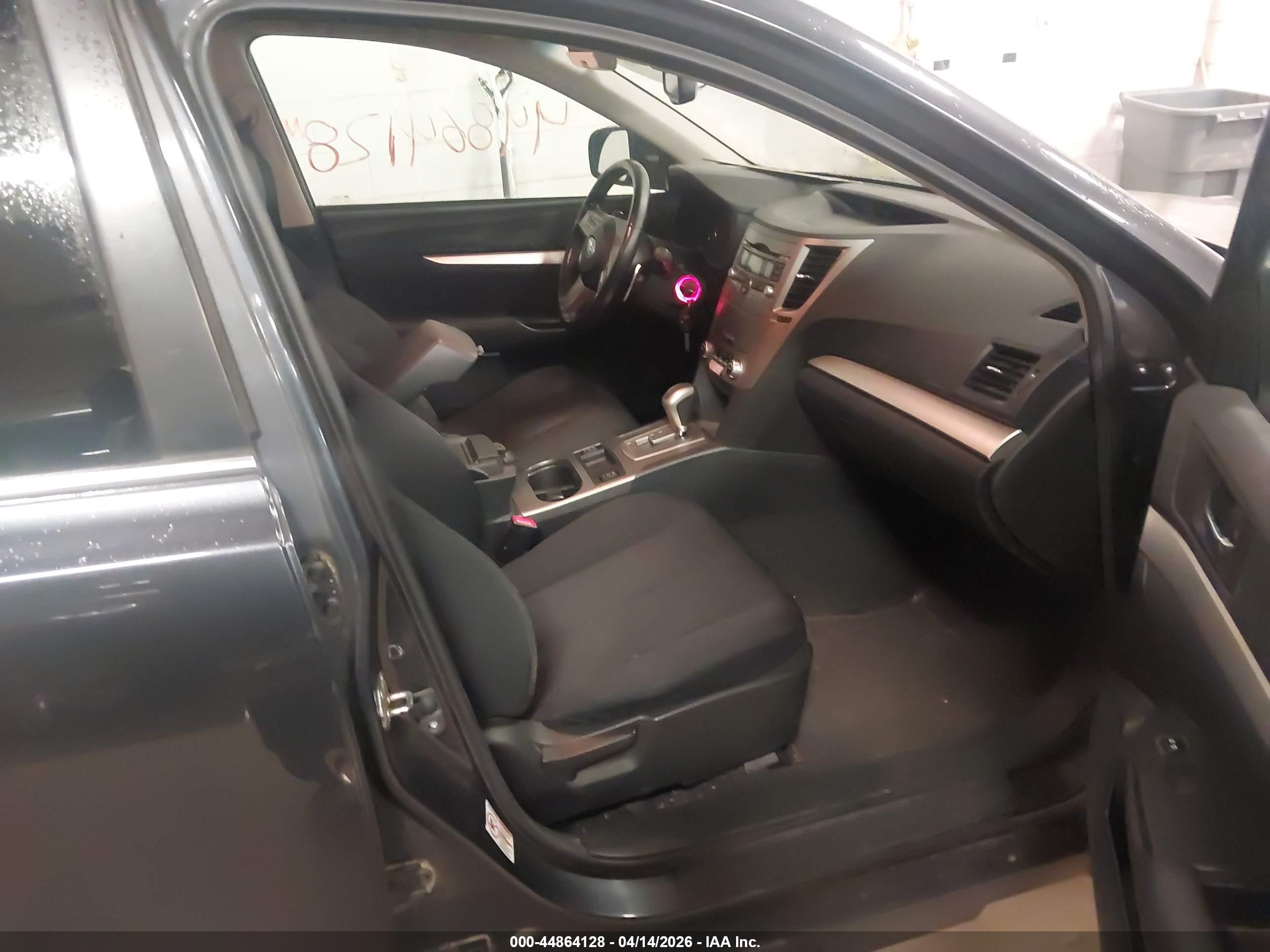 SUBARU OUTBACK image 5