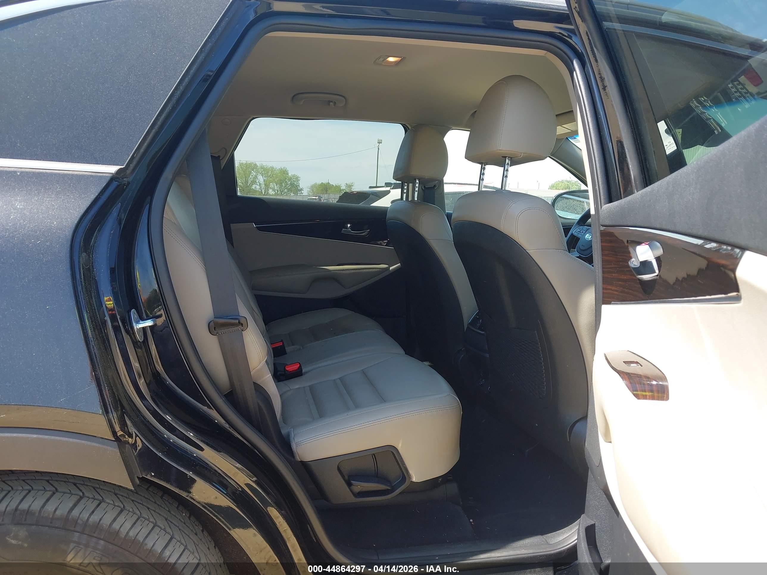 KIA SORENTO image 8
