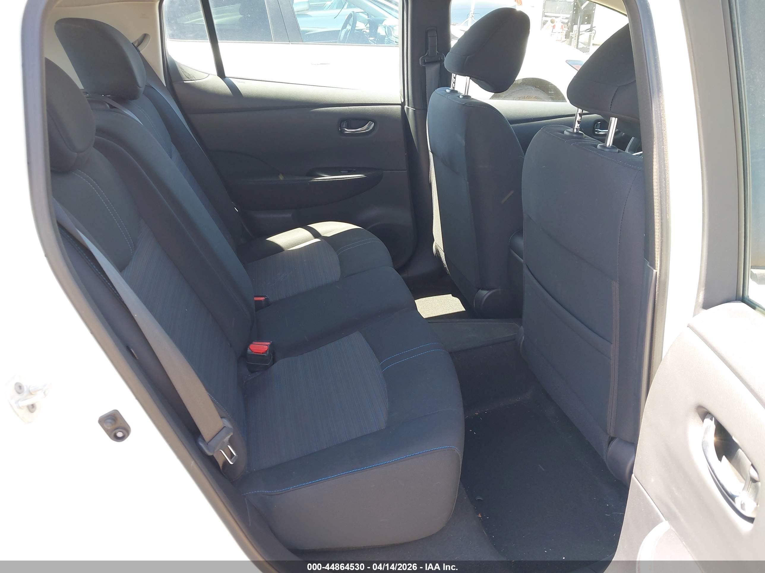 NISSAN LEAF image 8