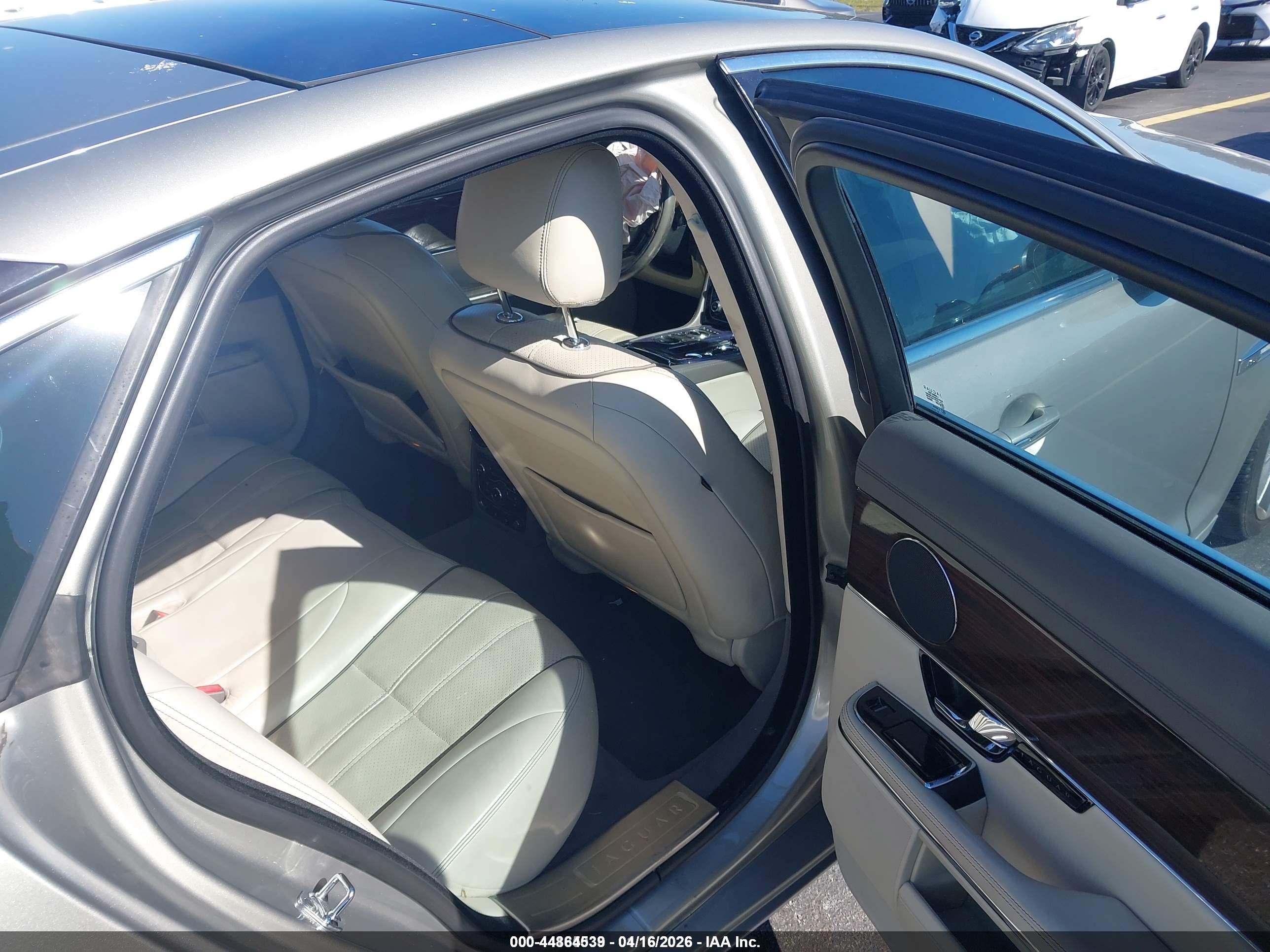 JAGUAR XJ image 8
