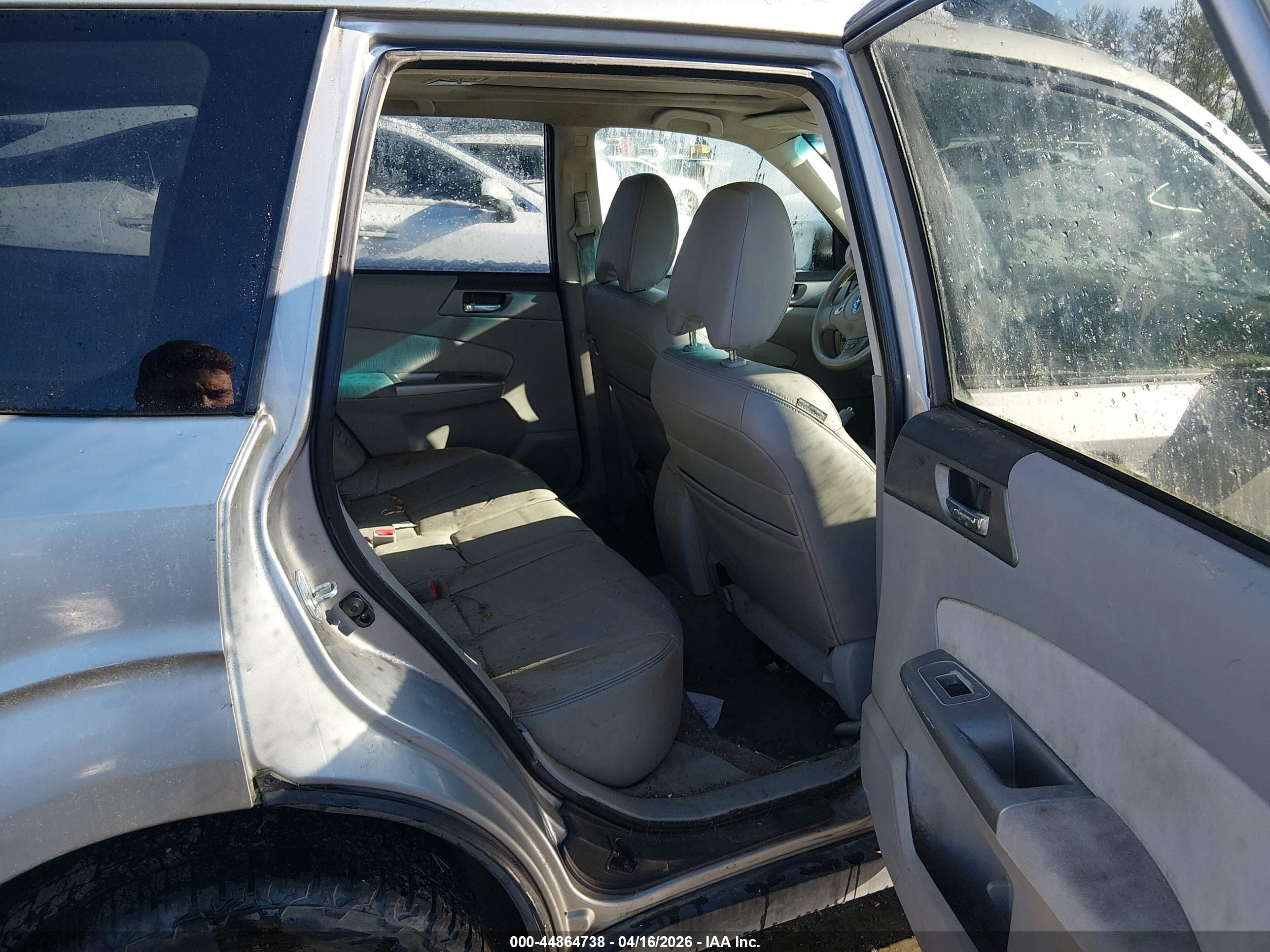 SUBARU FORESTER image 8