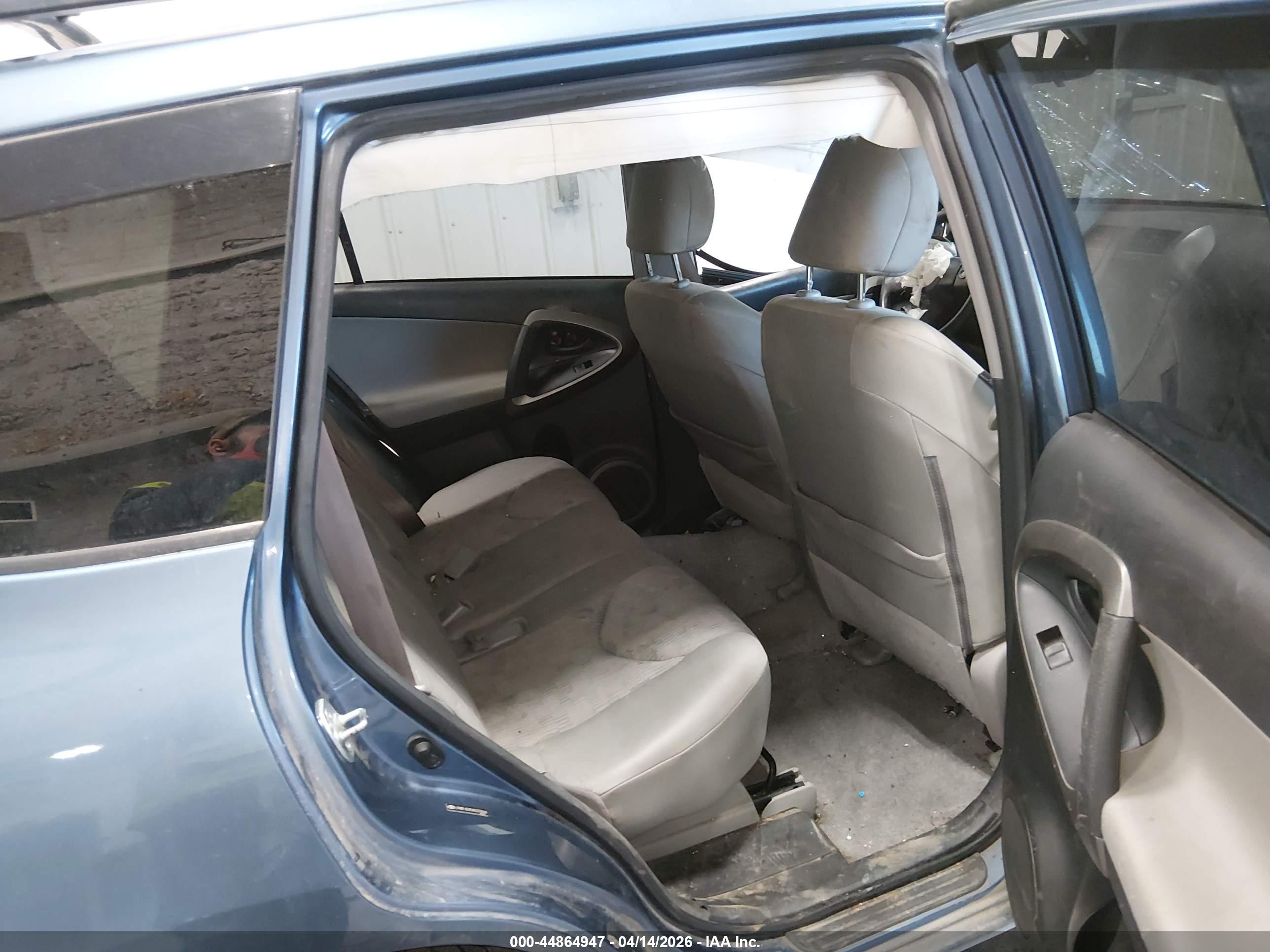 TOYOTA RAV4 image 8