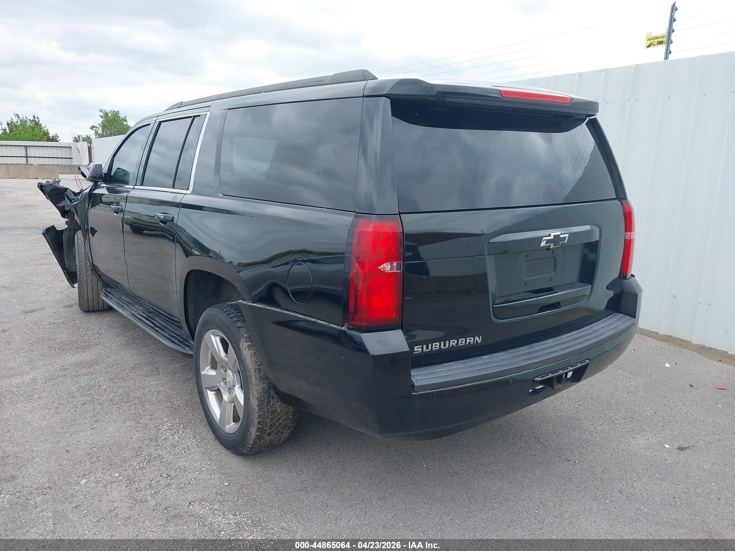 CHEVROLET SUBURBAN image 3