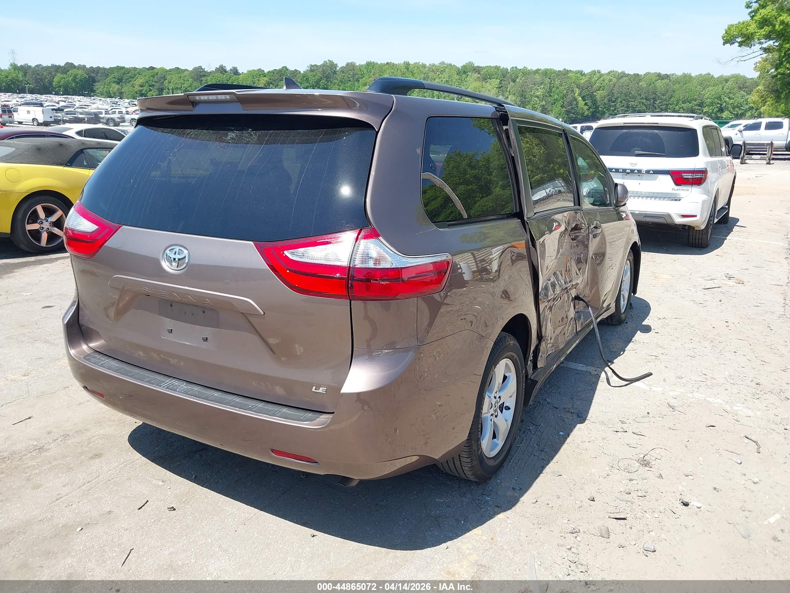 TOYOTA SIENNA image 4
