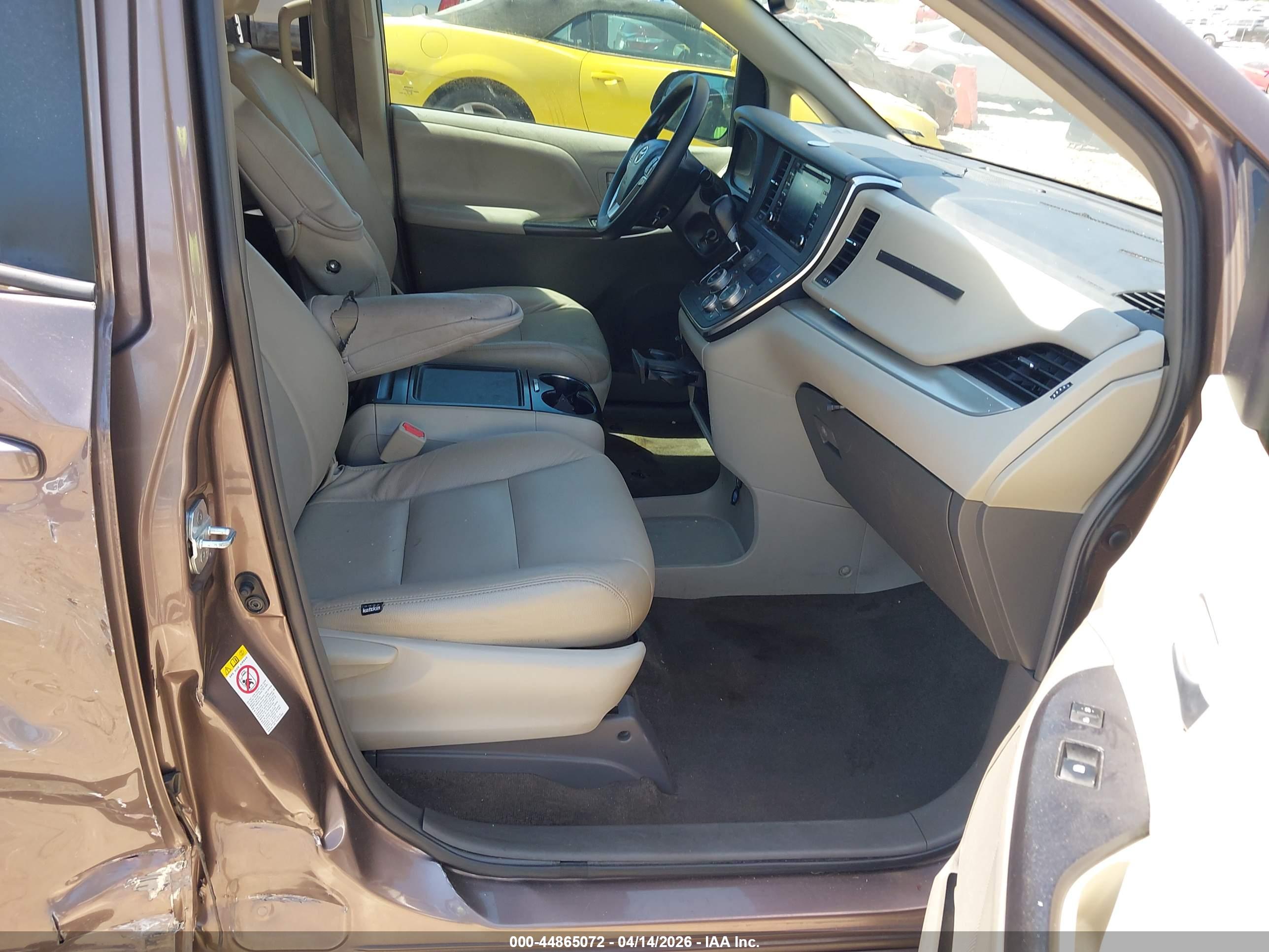 TOYOTA SIENNA image 5