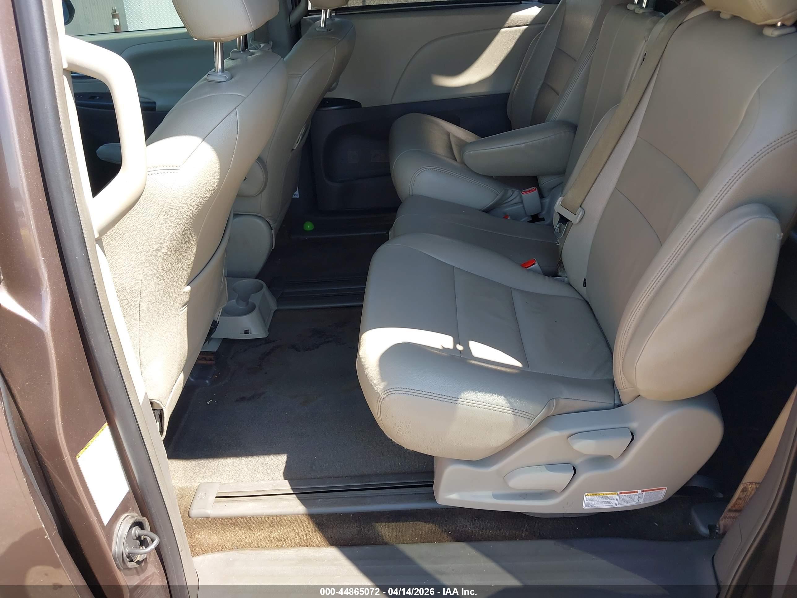 TOYOTA SIENNA image 8