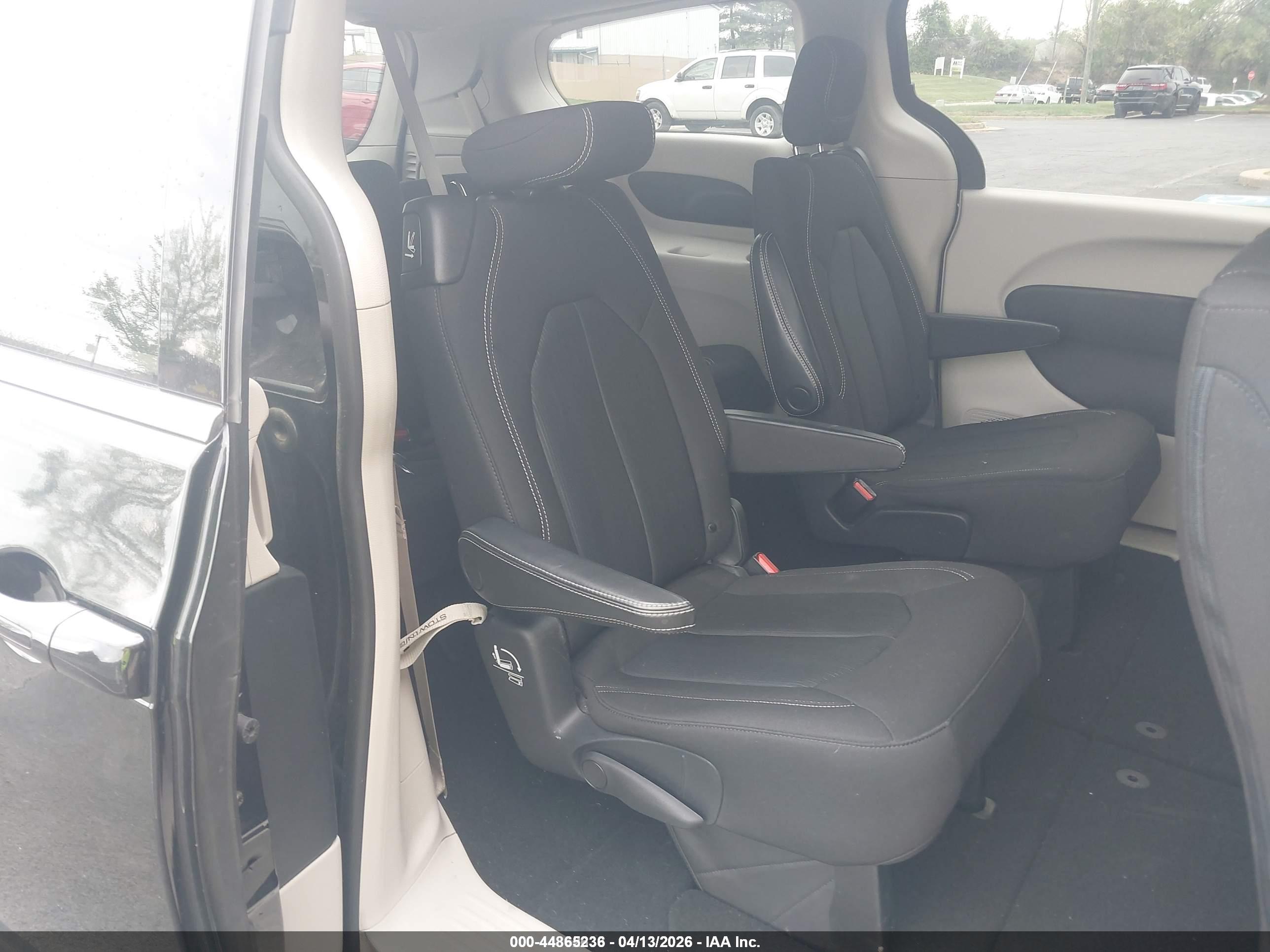 CHRYSLER VOYAGER image 8