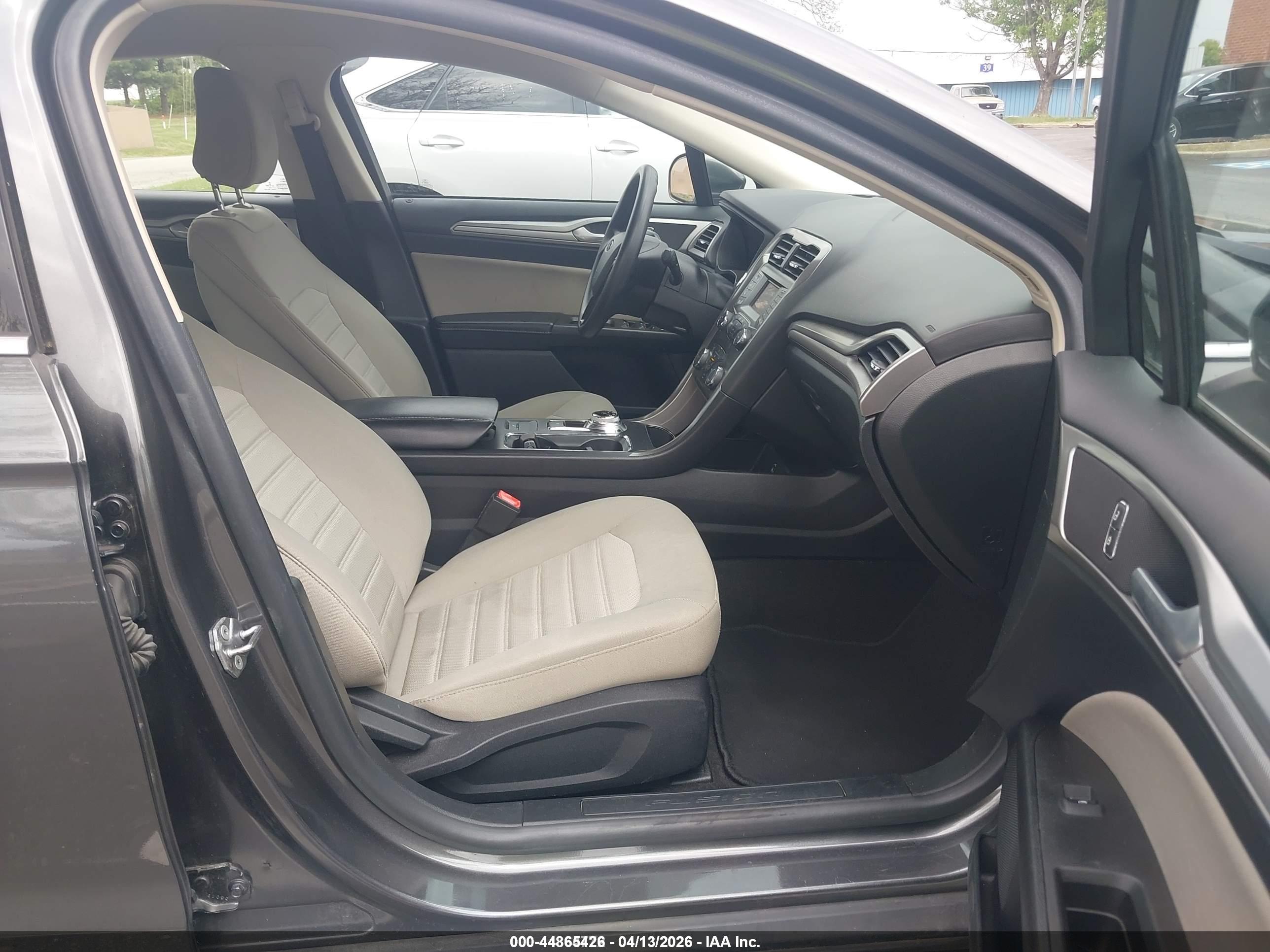 FORD FUSION image 5