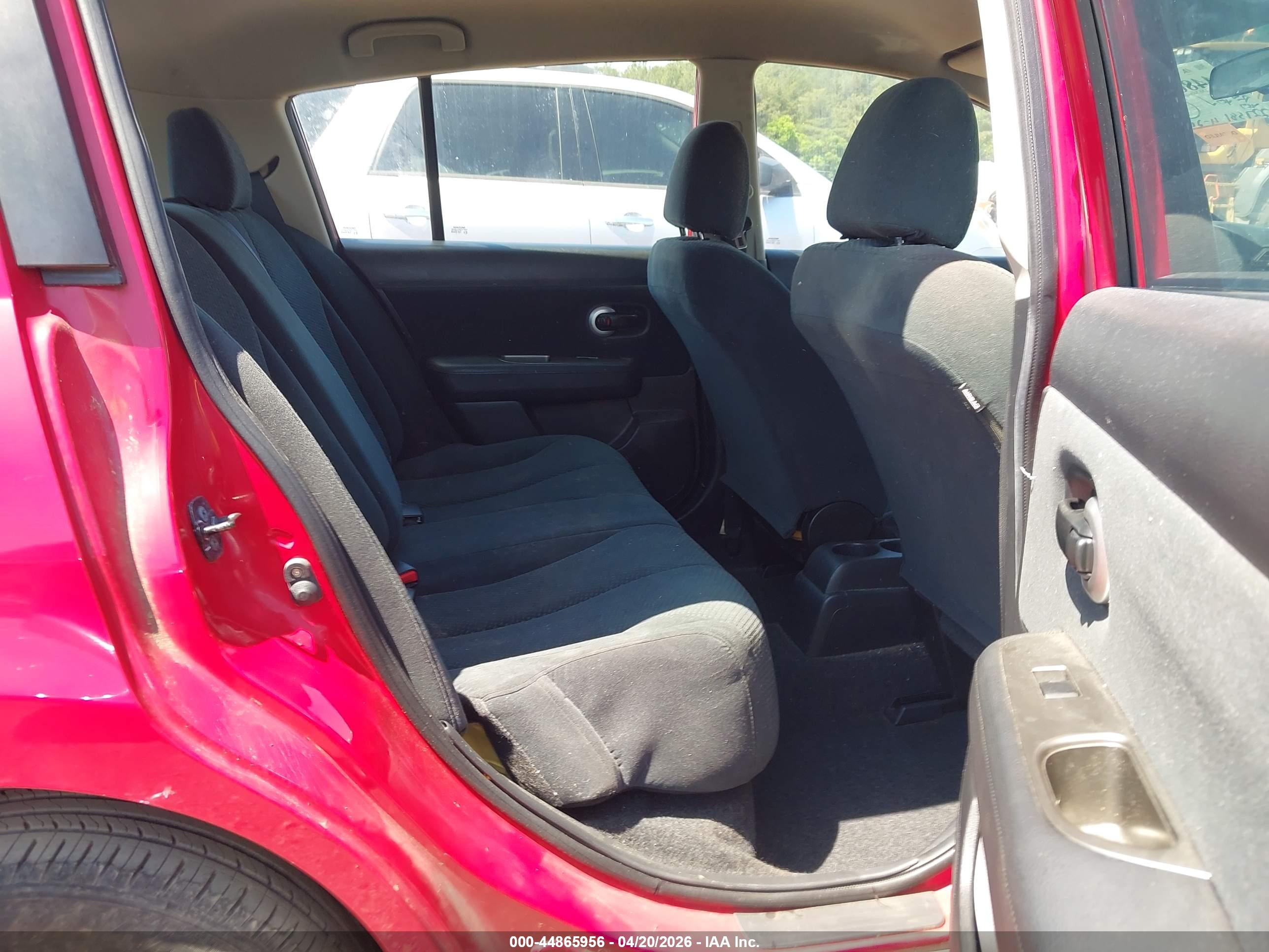 NISSAN VERSA image 8