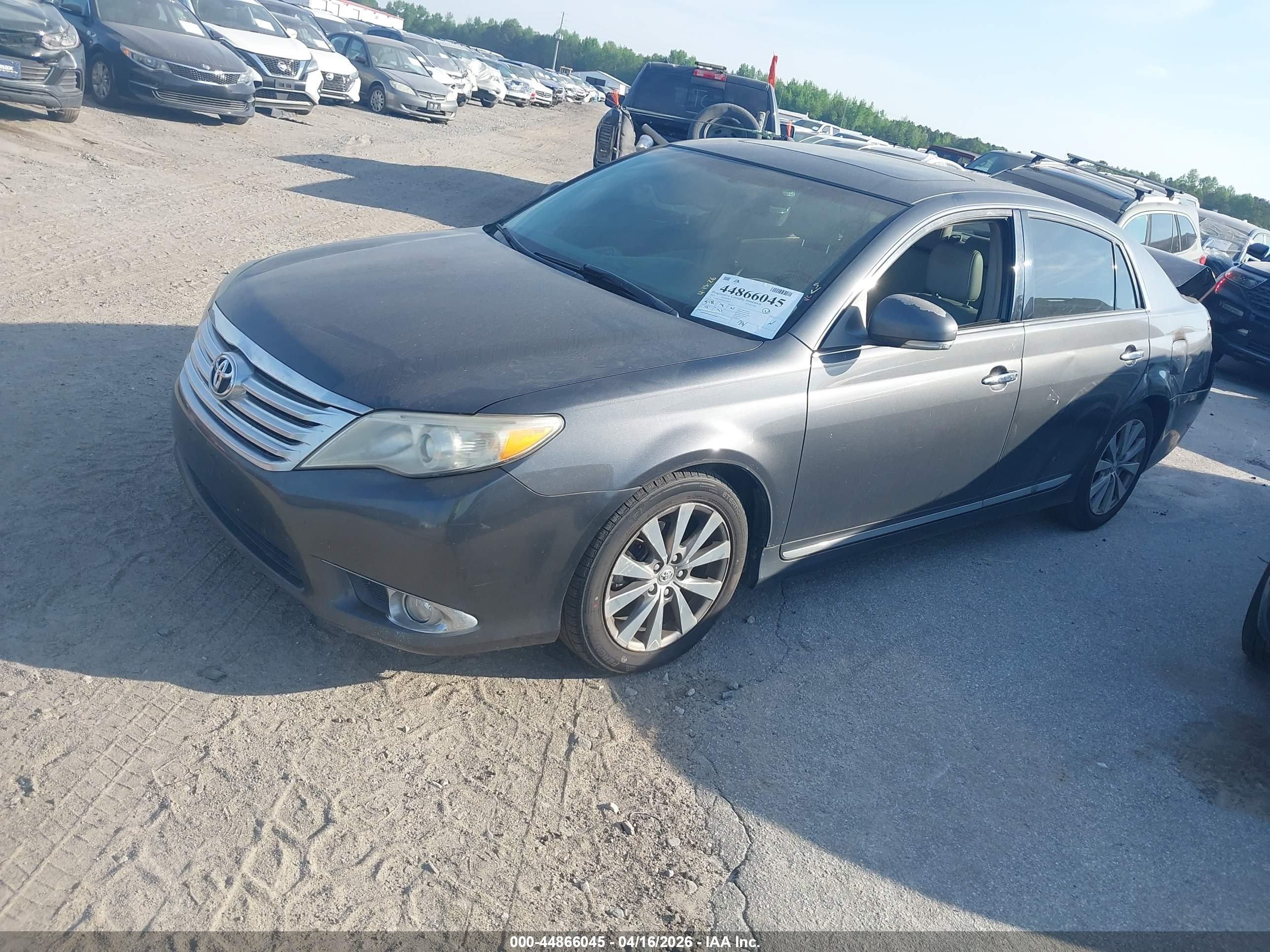 TOYOTA AVALON image 2