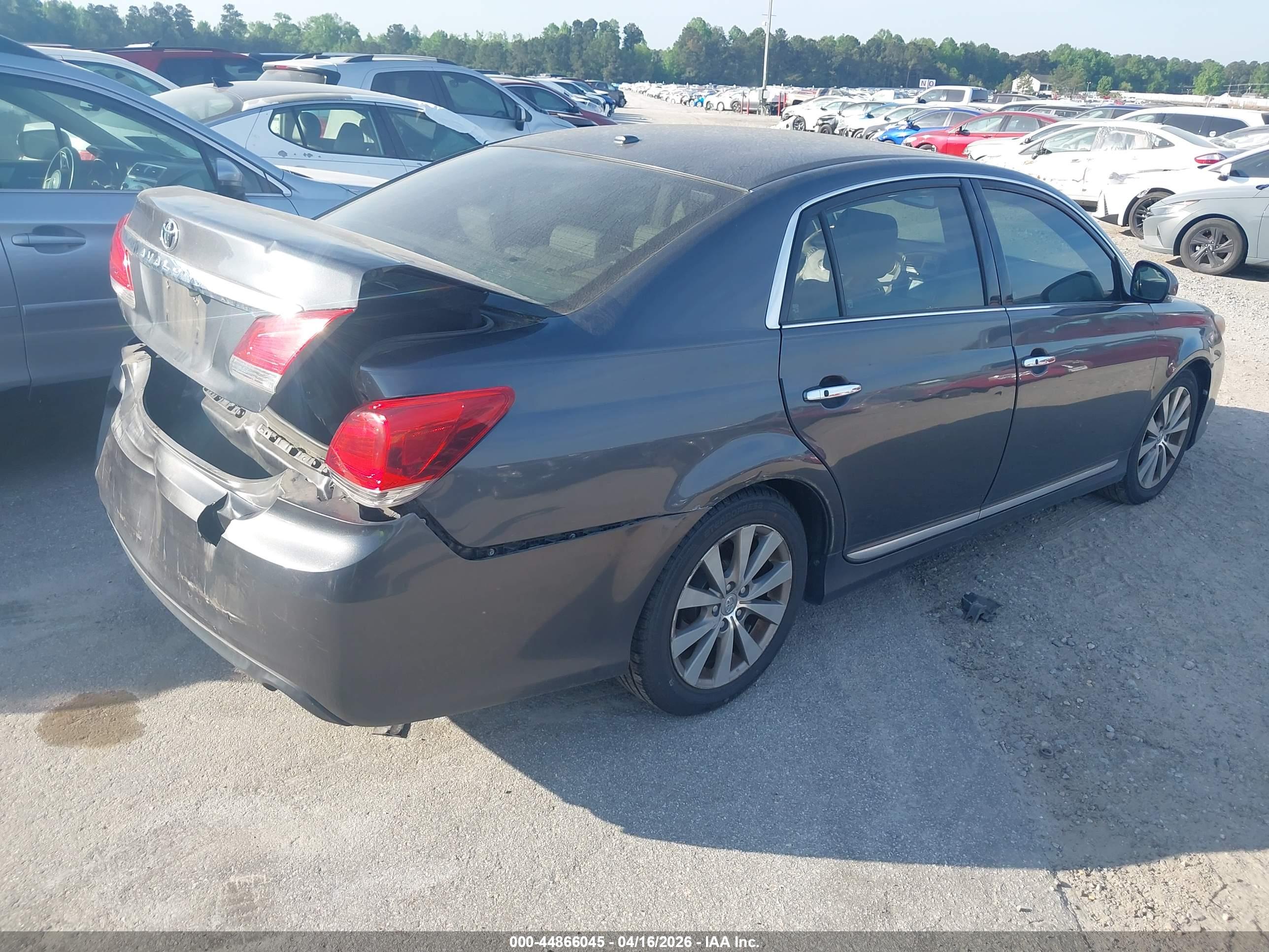 TOYOTA AVALON image 4