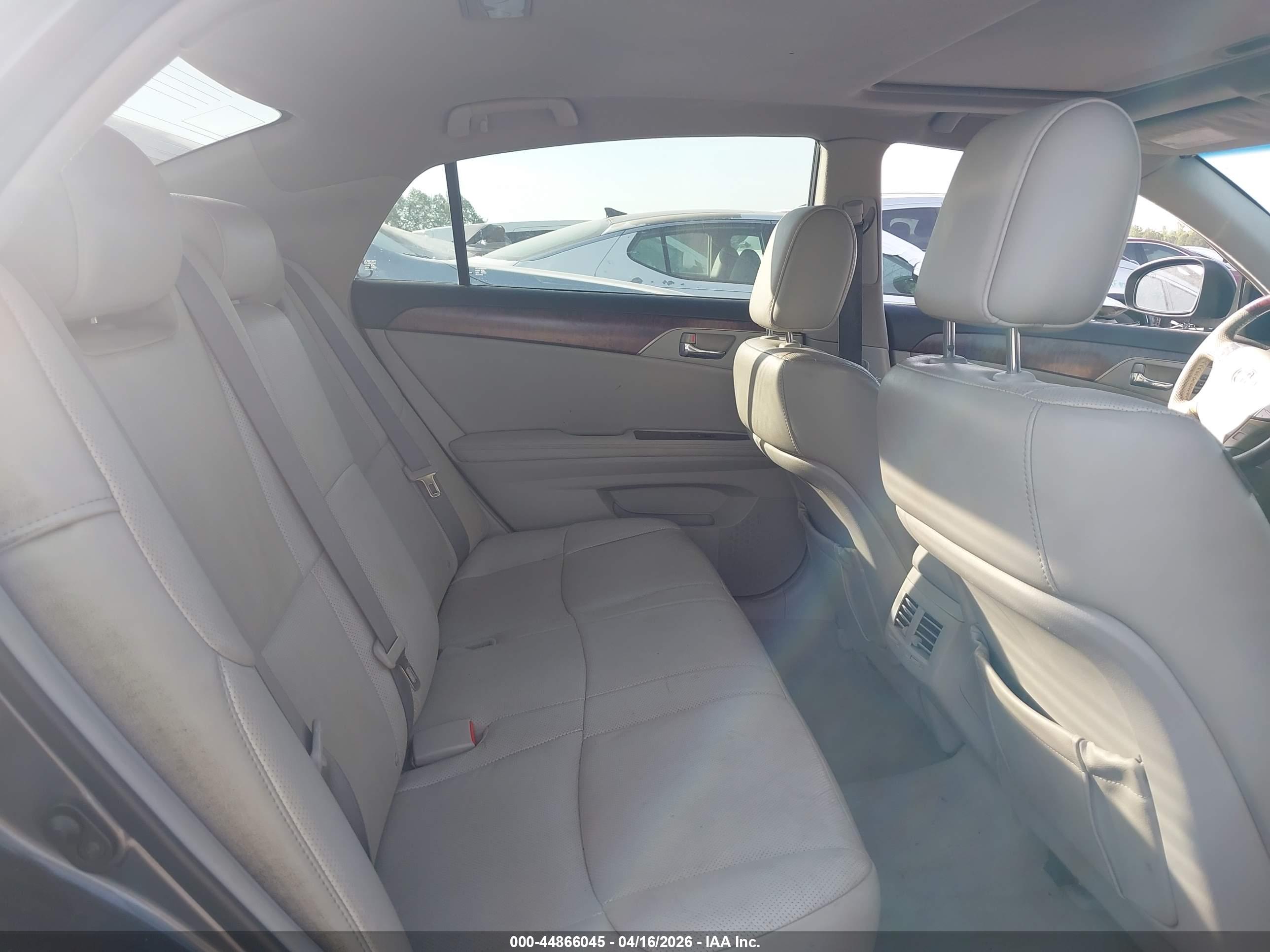TOYOTA AVALON image 8