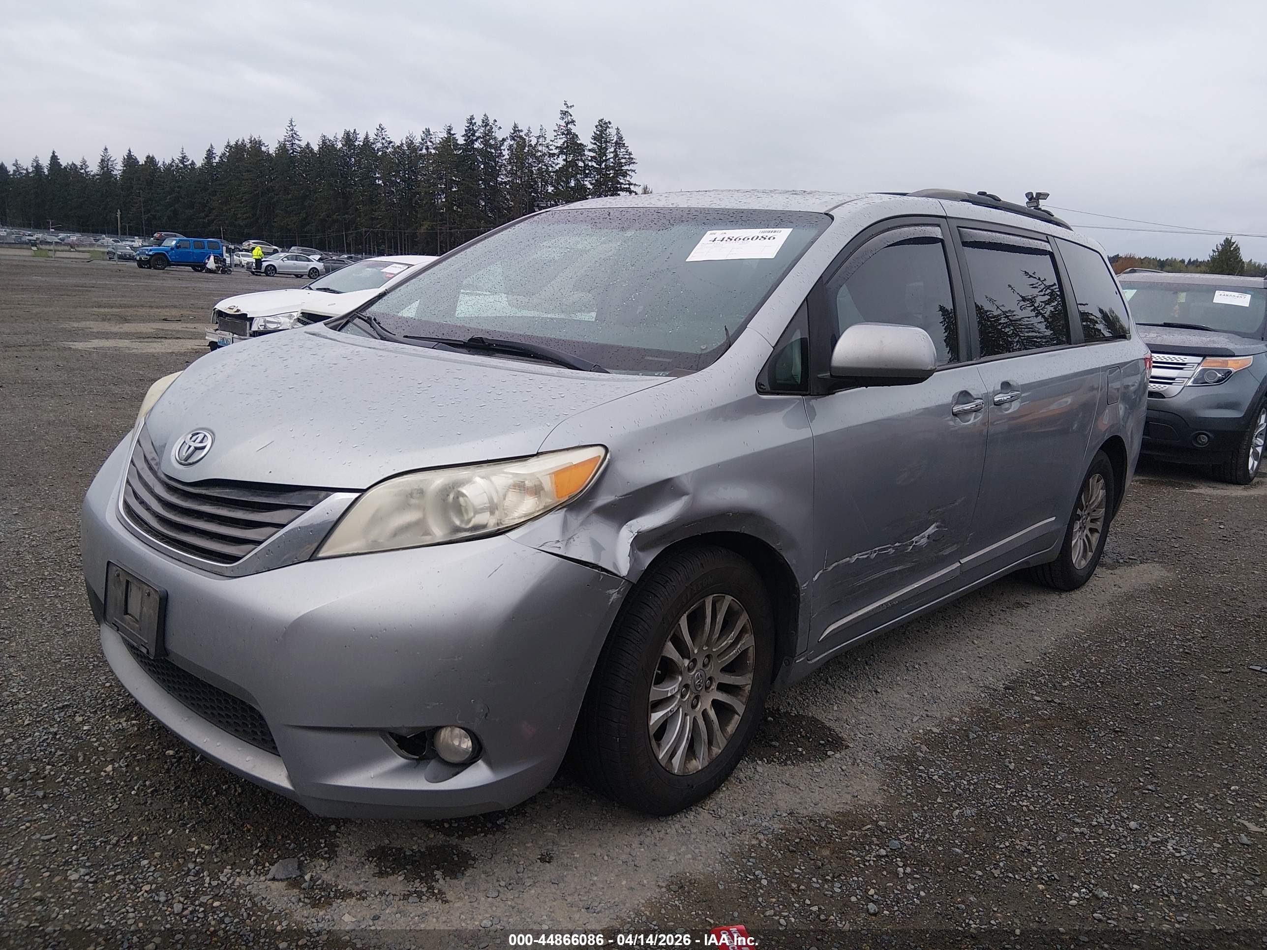 TOYOTA SIENNA image 2
