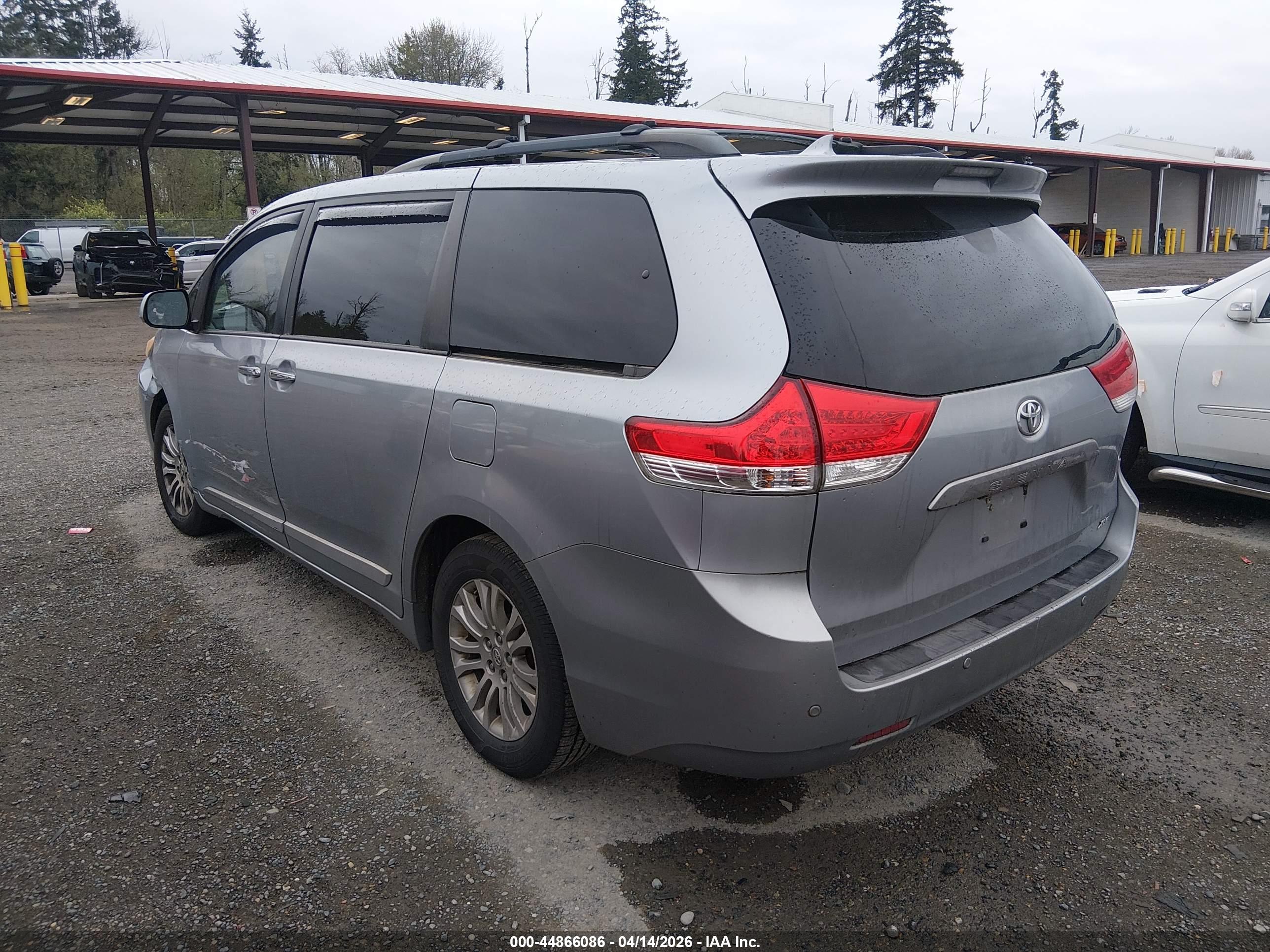 TOYOTA SIENNA image 3