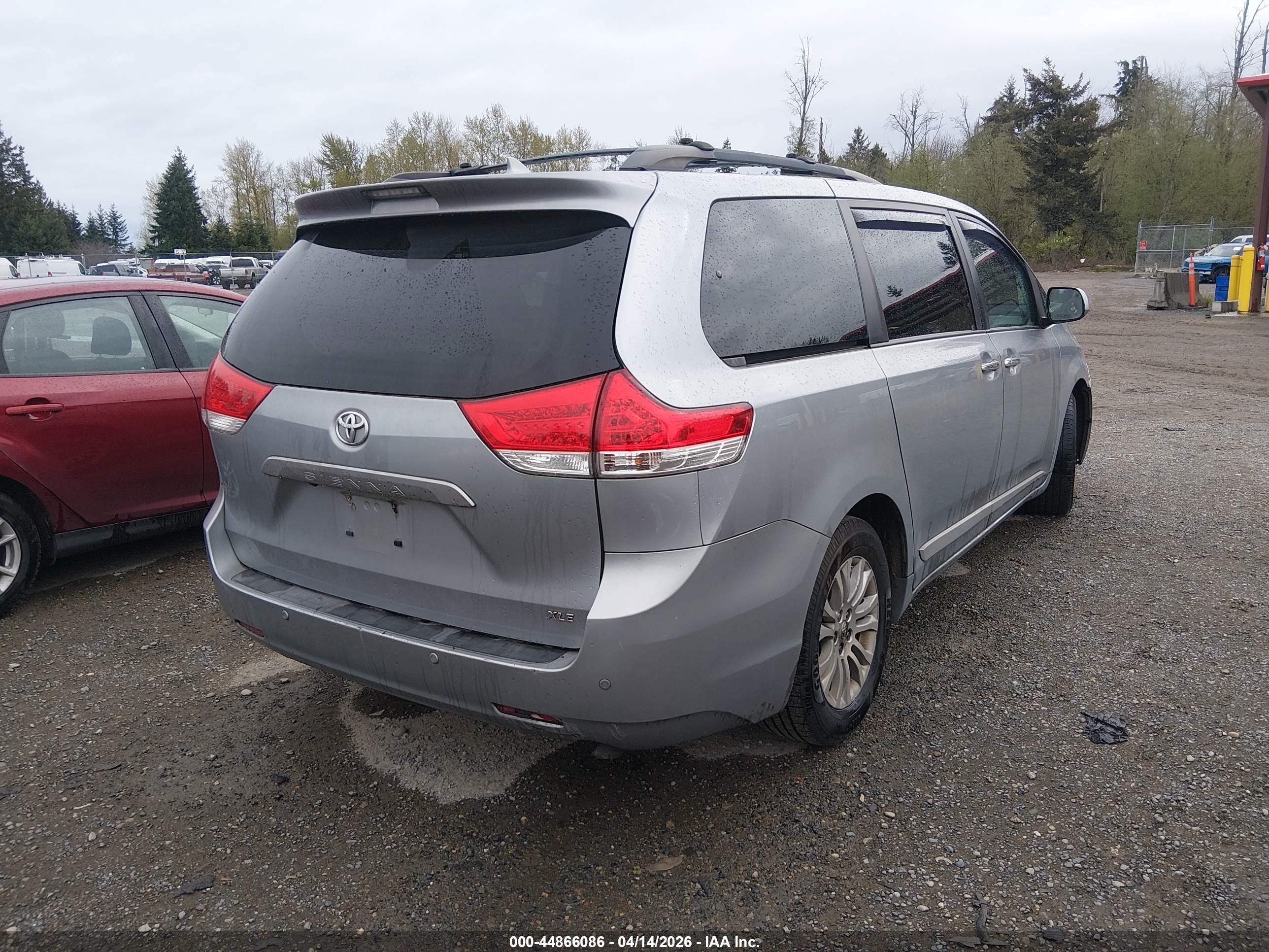 TOYOTA SIENNA image 4