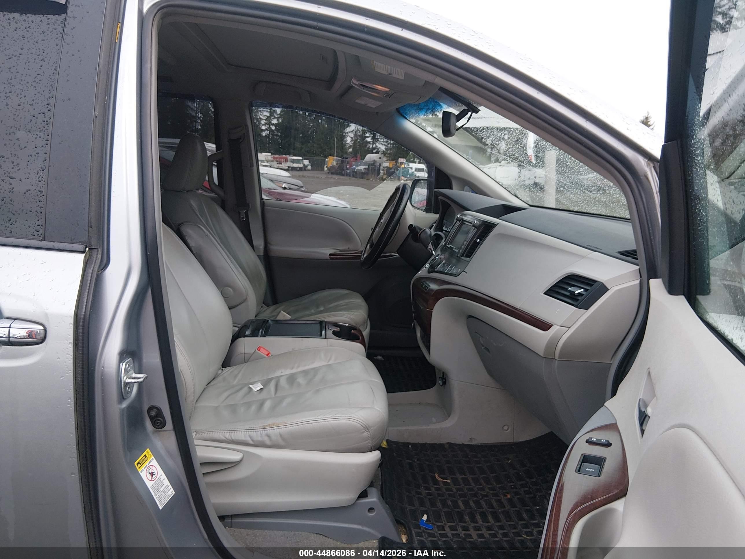 TOYOTA SIENNA image 5