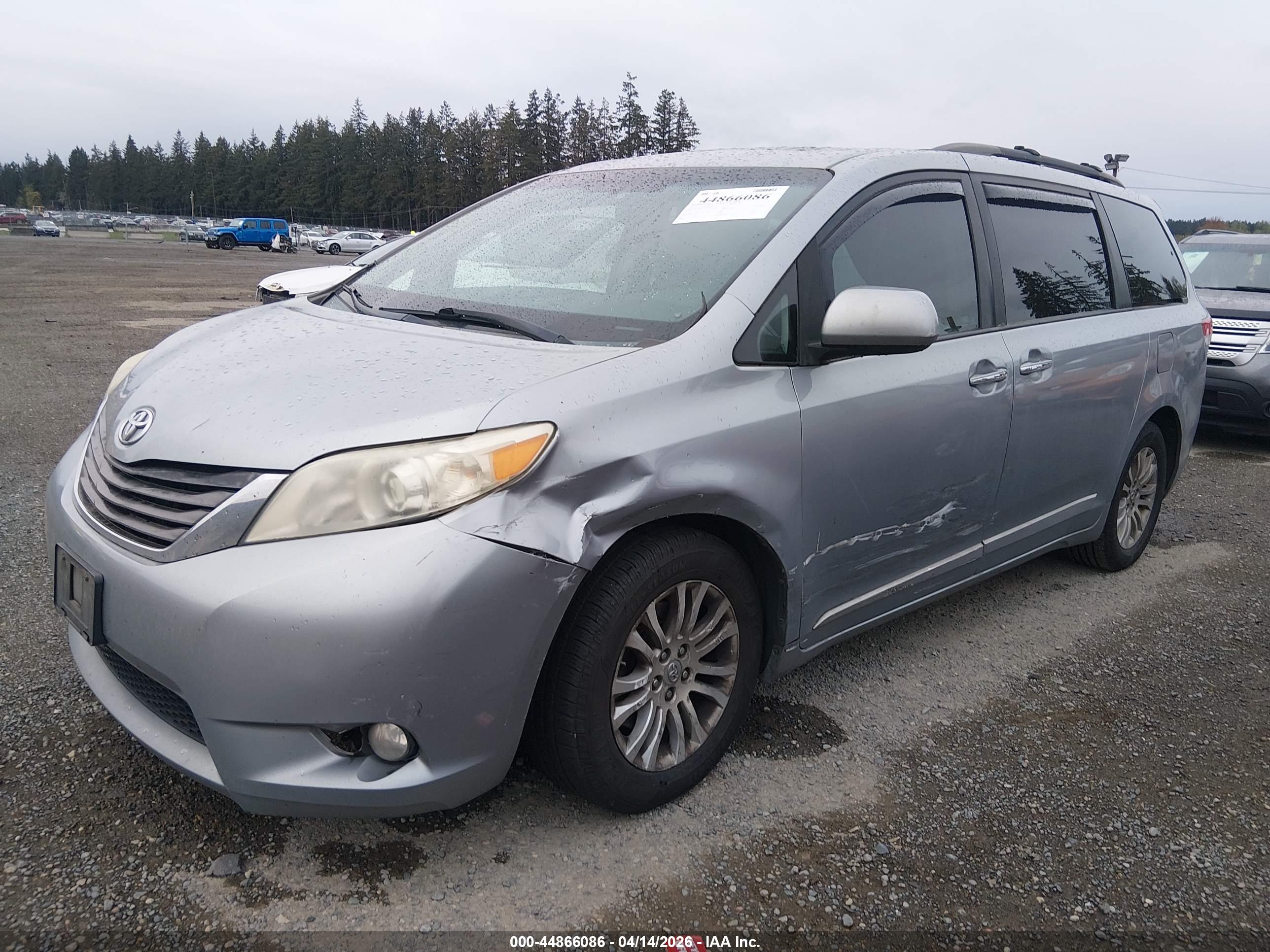 TOYOTA SIENNA image 6