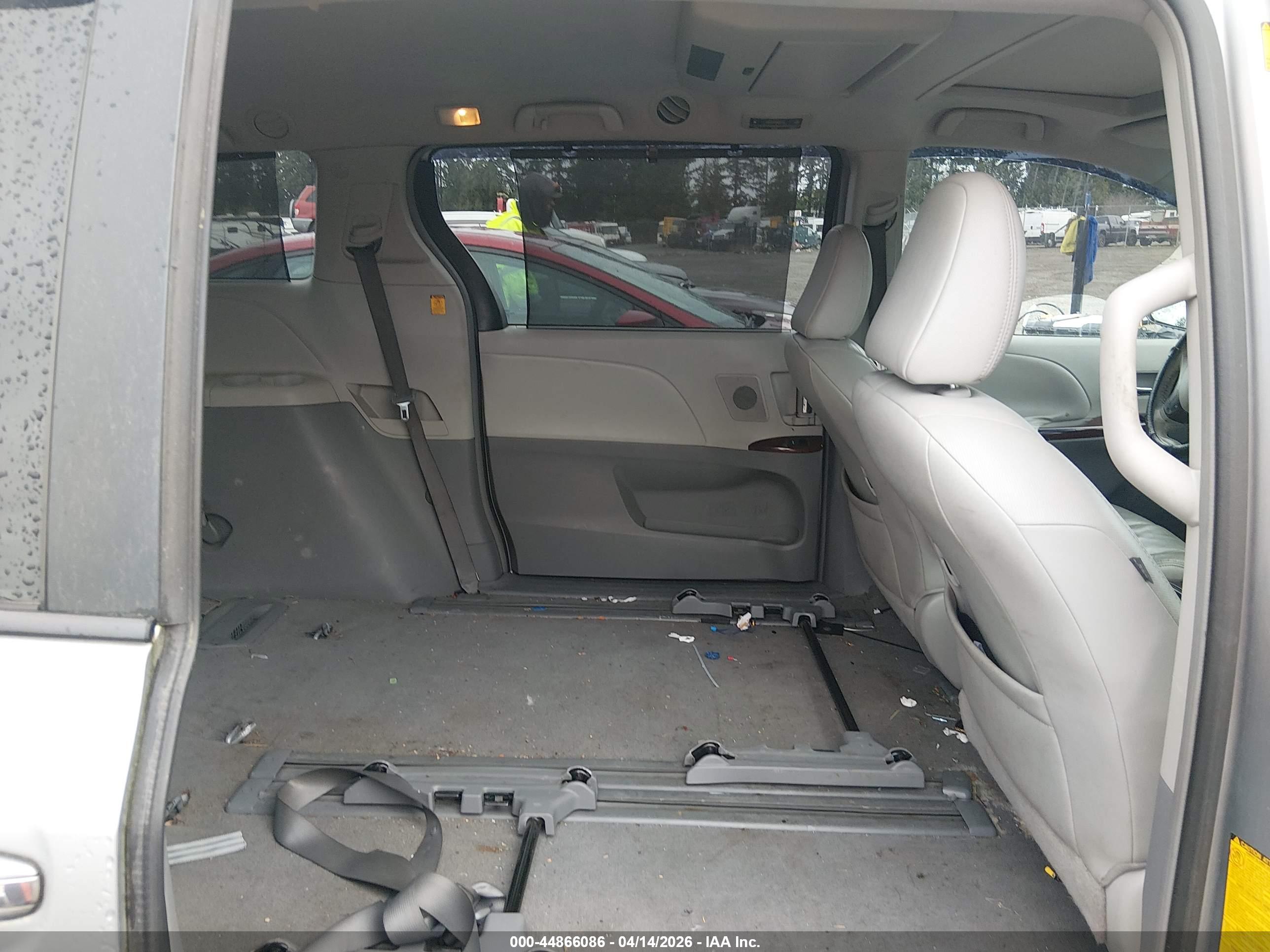 TOYOTA SIENNA image 8