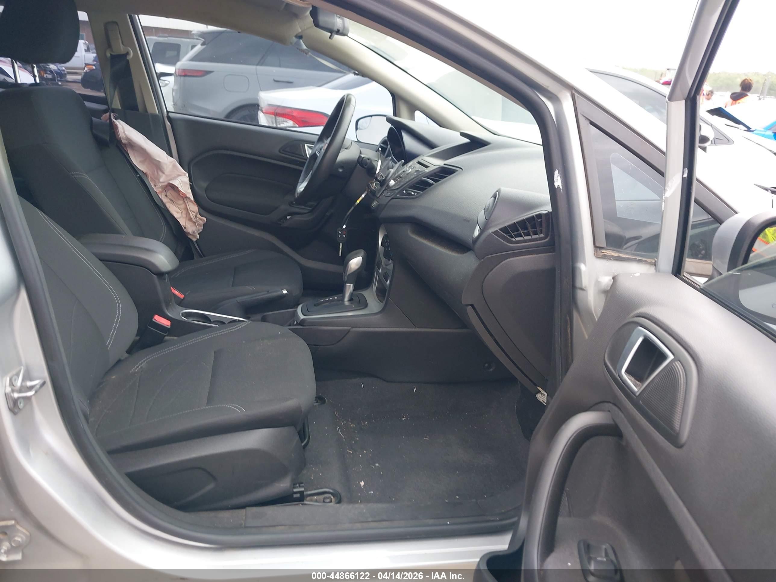 FORD FIESTA image 5